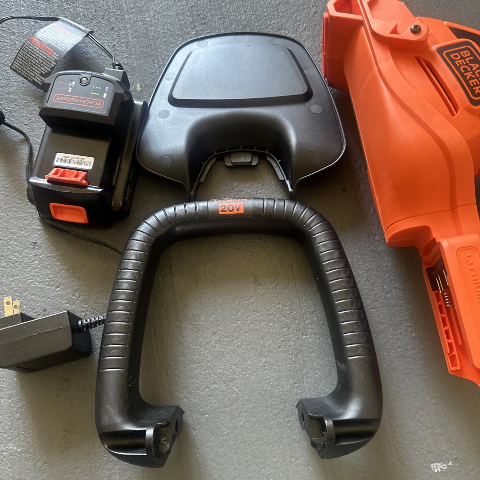 Black and Decker BEHT150 17″ 3.2-Amp Corded Dual-Action Electric Hedge Trimmer