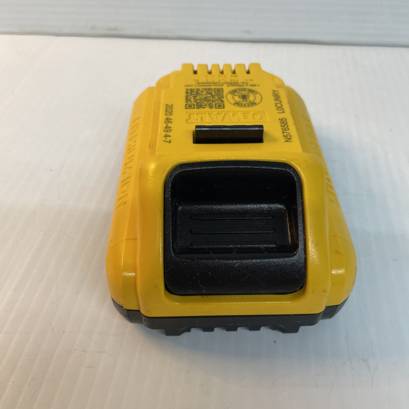 DEWALT 20V MAX Lithium-Ion 4.0Ah Battery – Charger NOT included – Pre Owned