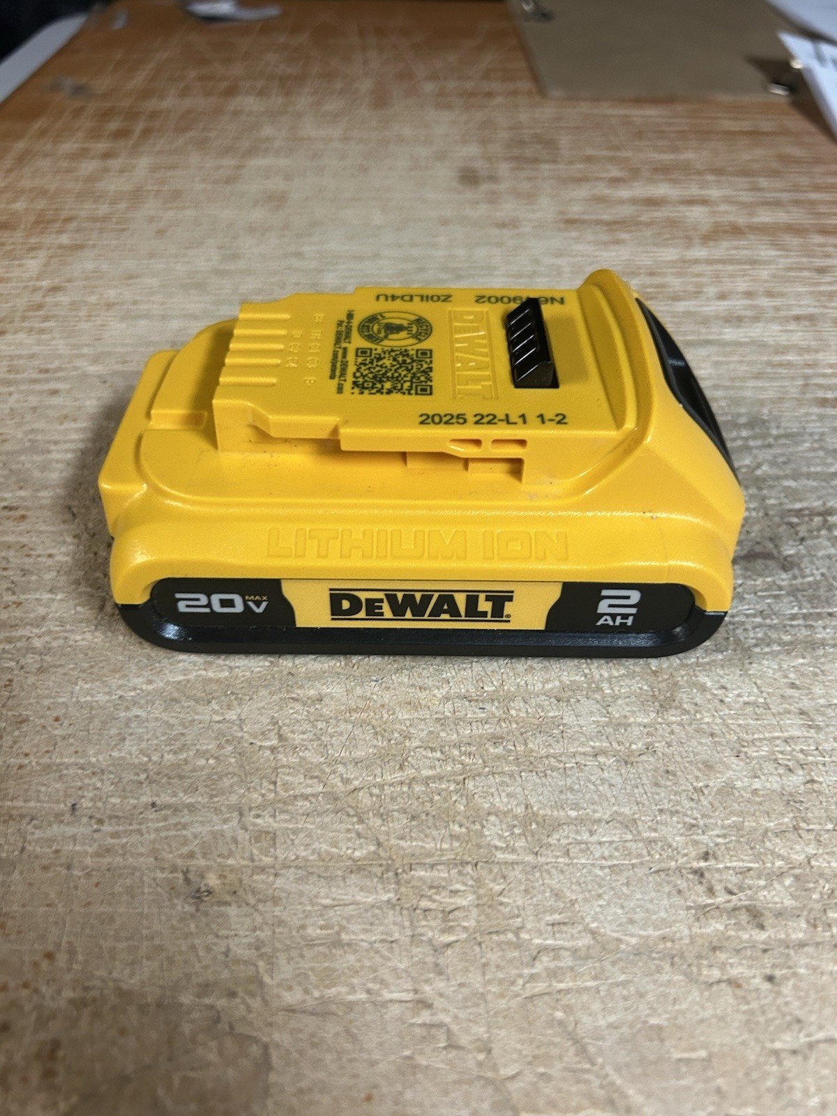 DEWALT 20V MAX DCB203 2.0Ah Battery Pack – Black/Yellow