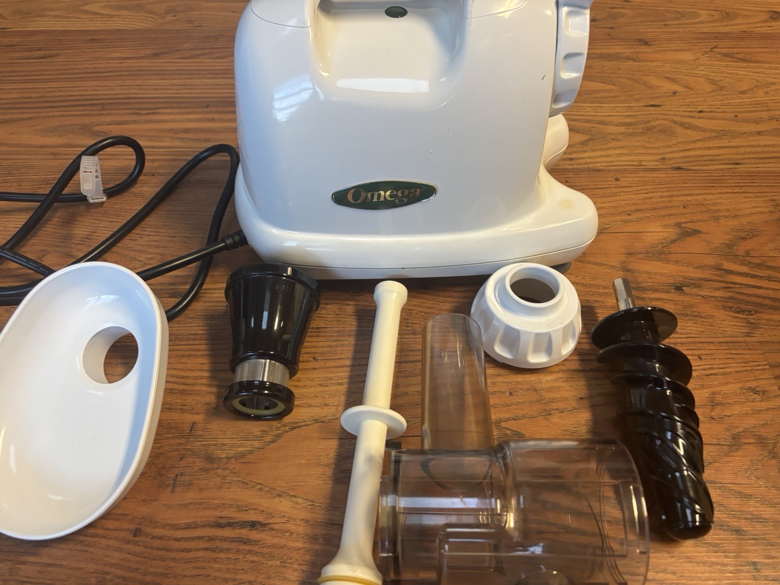 Omega J8006 Masticating Juicer, White 110W, Dishwasher-Safe Parts, 6pc