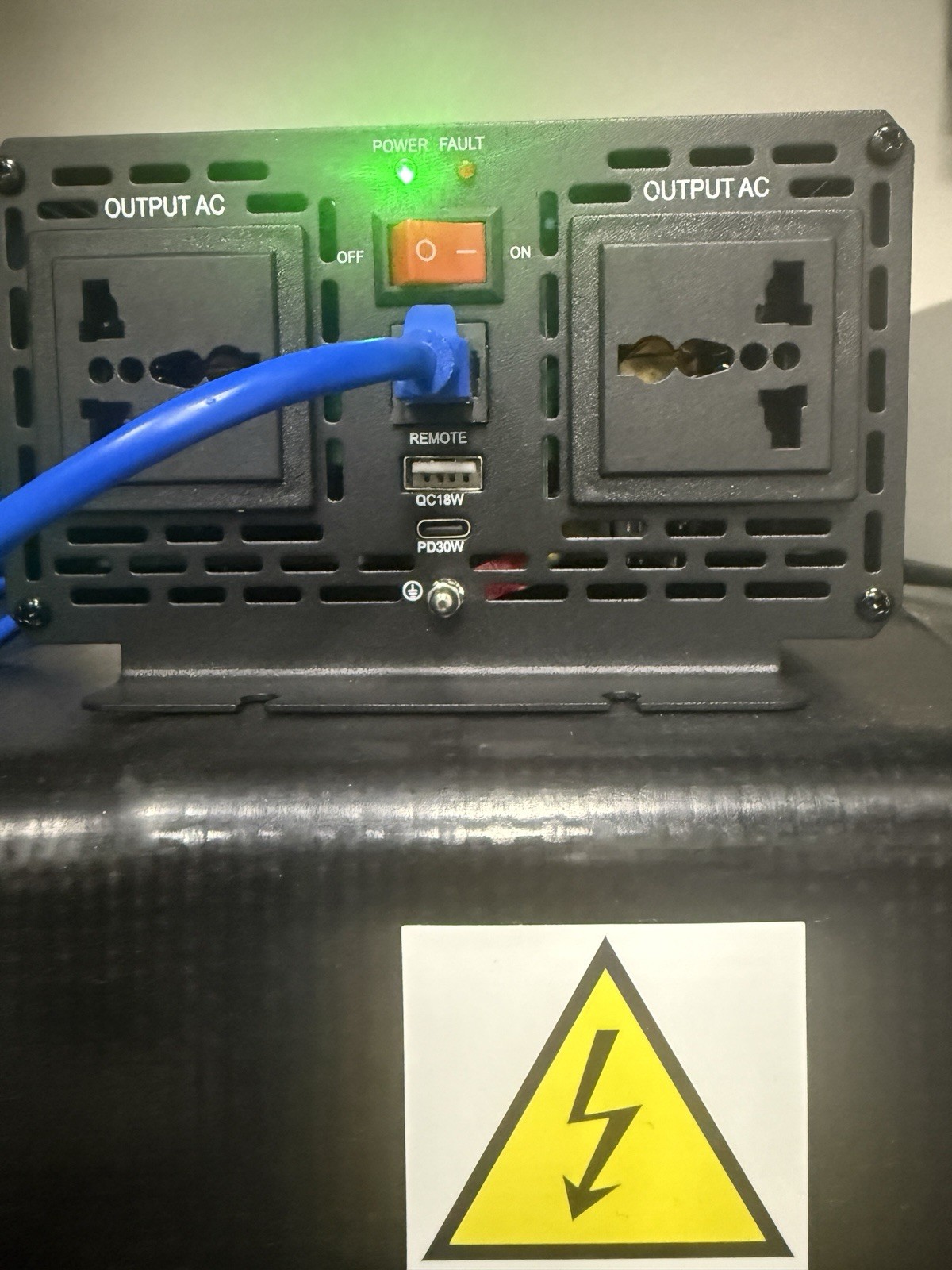 Compact size Pure Sine Wave Power Inverter 2000W DC 12V to AC 220V + controller
