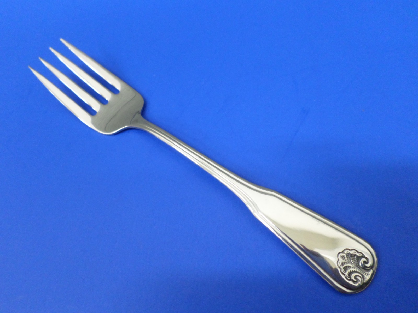 12 – Oneida Wm Rogers Deluxe COLONIAL MOOD Shell Glossy Stainless SALAD FORKS