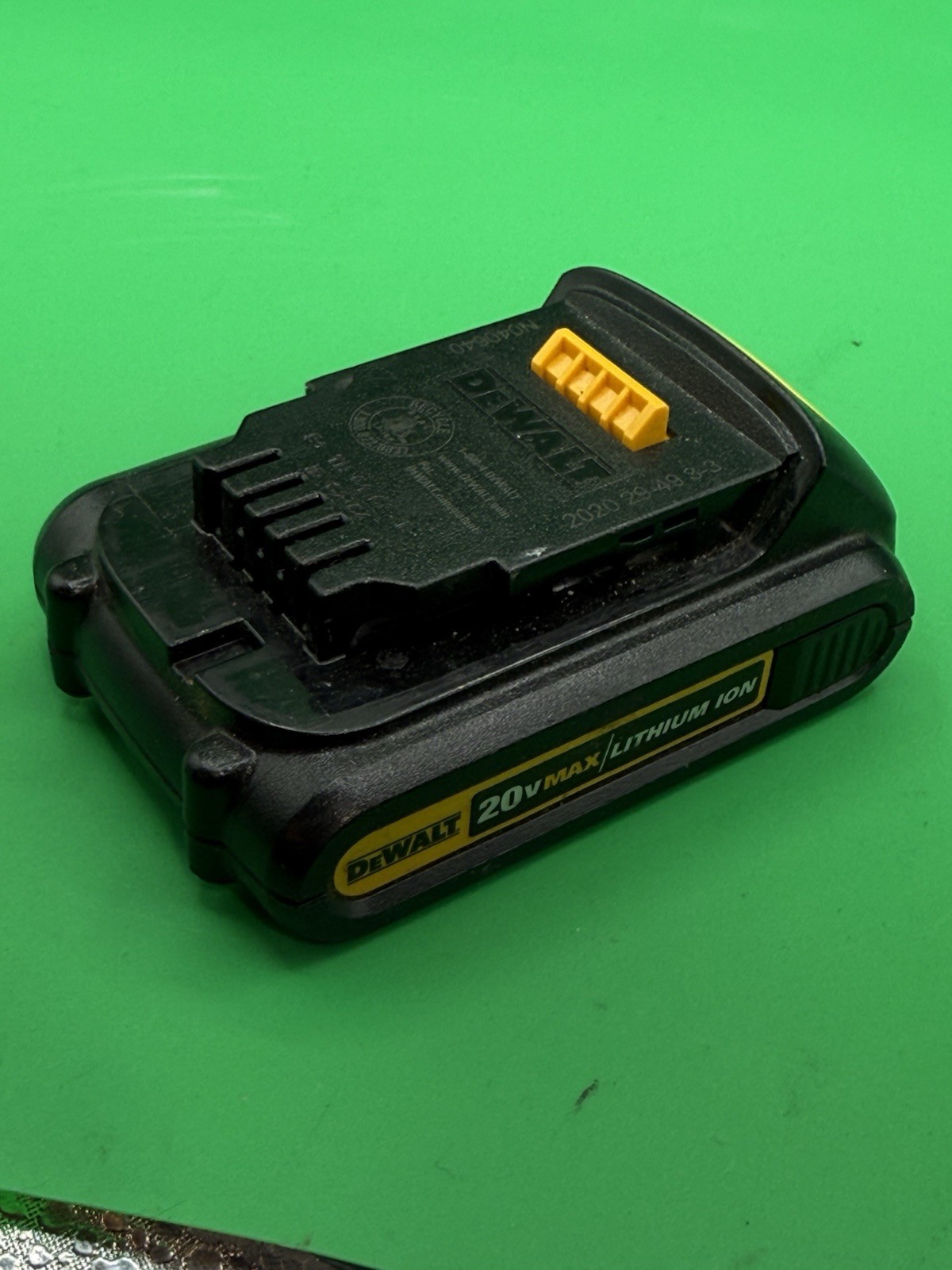 DeWalt 20V MAX Lithium-Ion Compact Battery – DCB207 1.3Ah, Black/Yellow