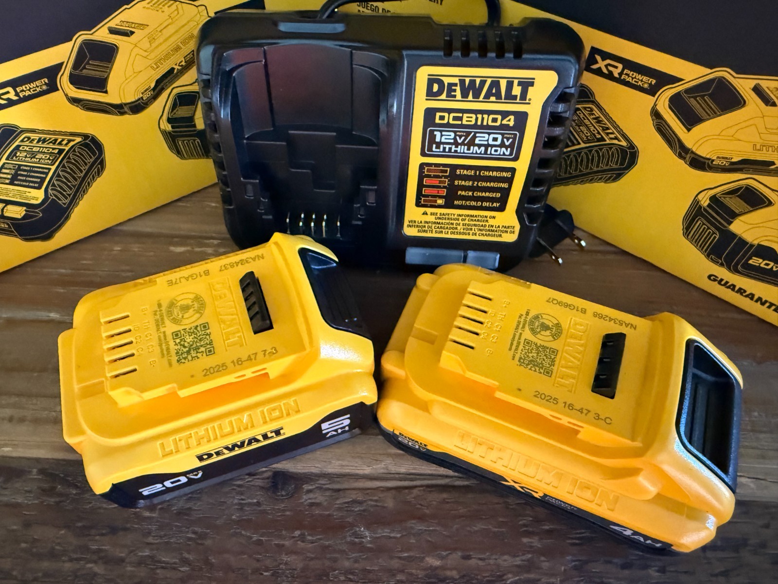 DeWALT Battery Kit 5Ah & 4Ah XR 20V POWERPACK Starter Set and Charger DCB245-2C