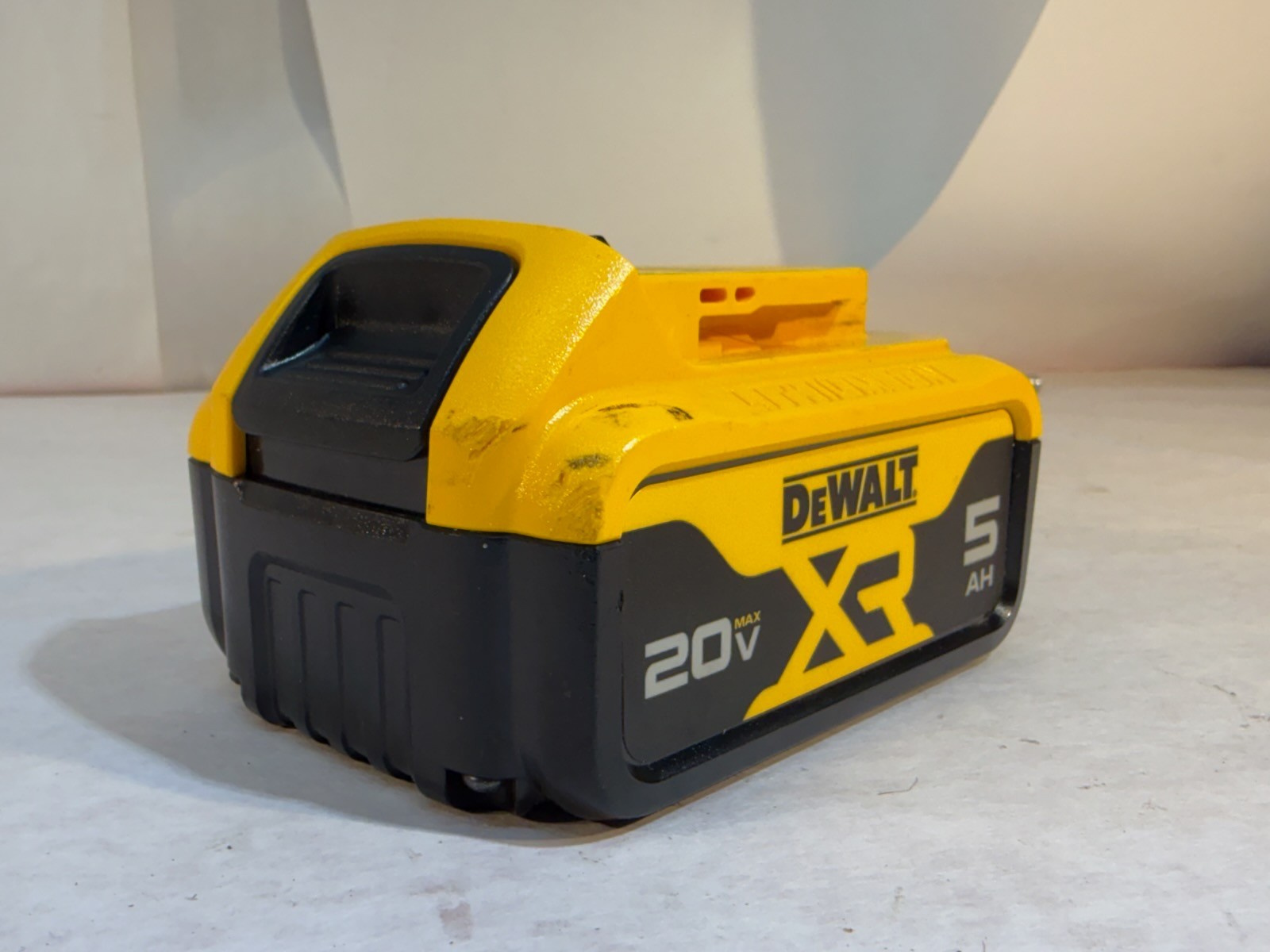DEWALT DCB205 20v 5ah Max XR Lithium Ion Power Tool Battery