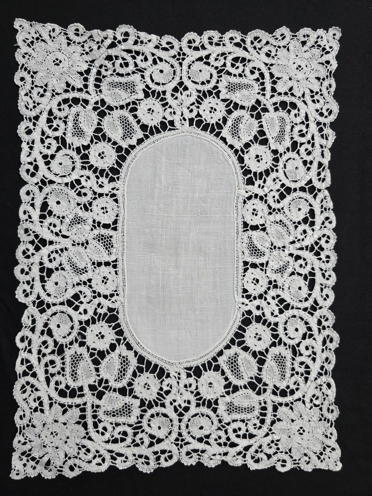 Three centers pure linen with lace embroidery Cantù N1 center 37x82cm N2 centers 29x41cm
