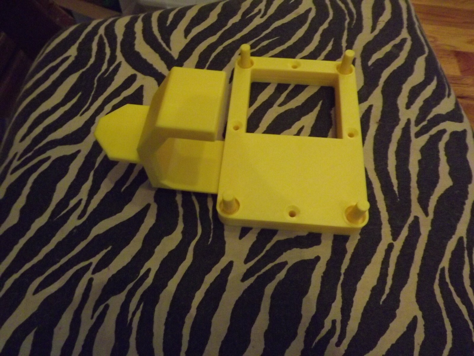 DEWALT DCB101 CHARGER WALL MOUNT SEE DESCRIPTION FOR COLOR