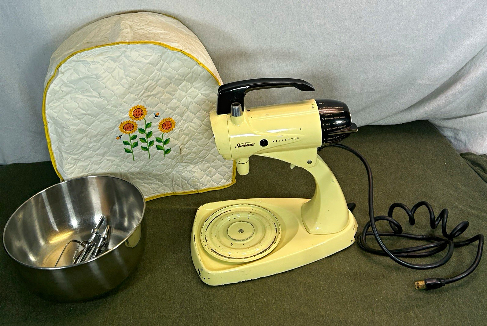 Sunbeam Mixmaster Stand Mixer 12-Speed 4-4.5 Qt 100-199W Yellow/Bowl/Cover
