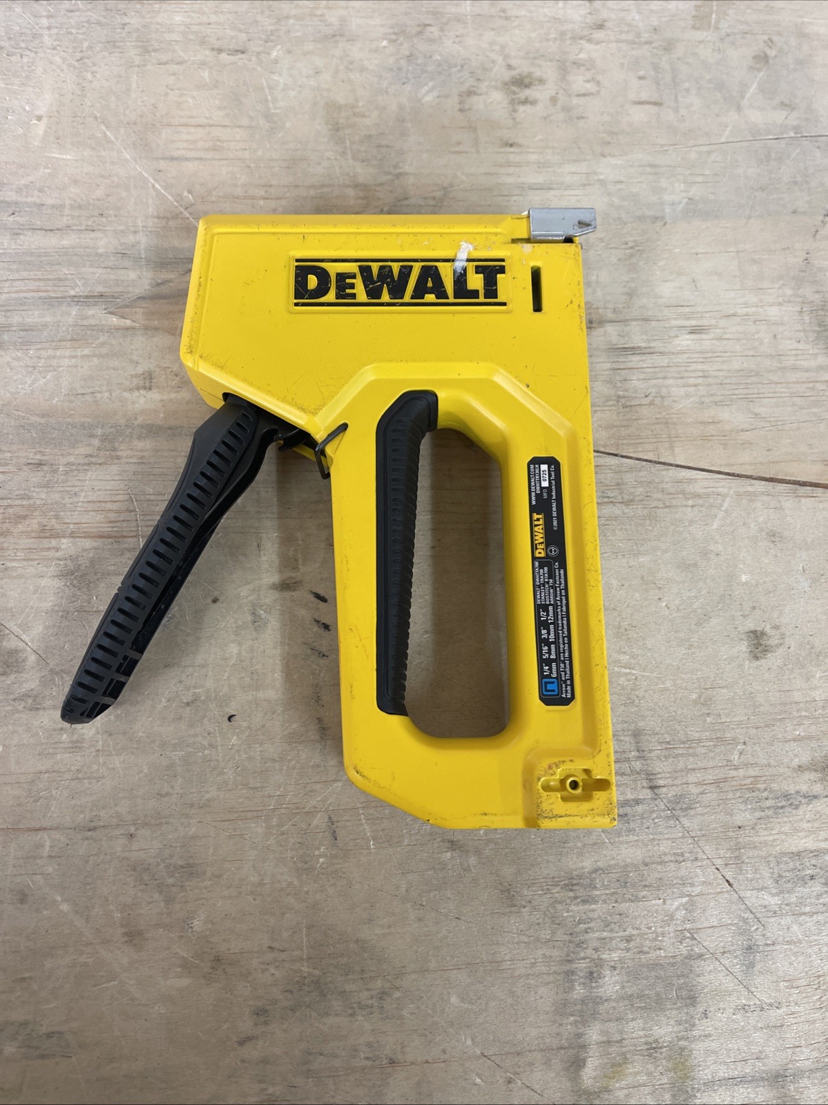 DEWALT Heavy-Duty Compact Staple Gun