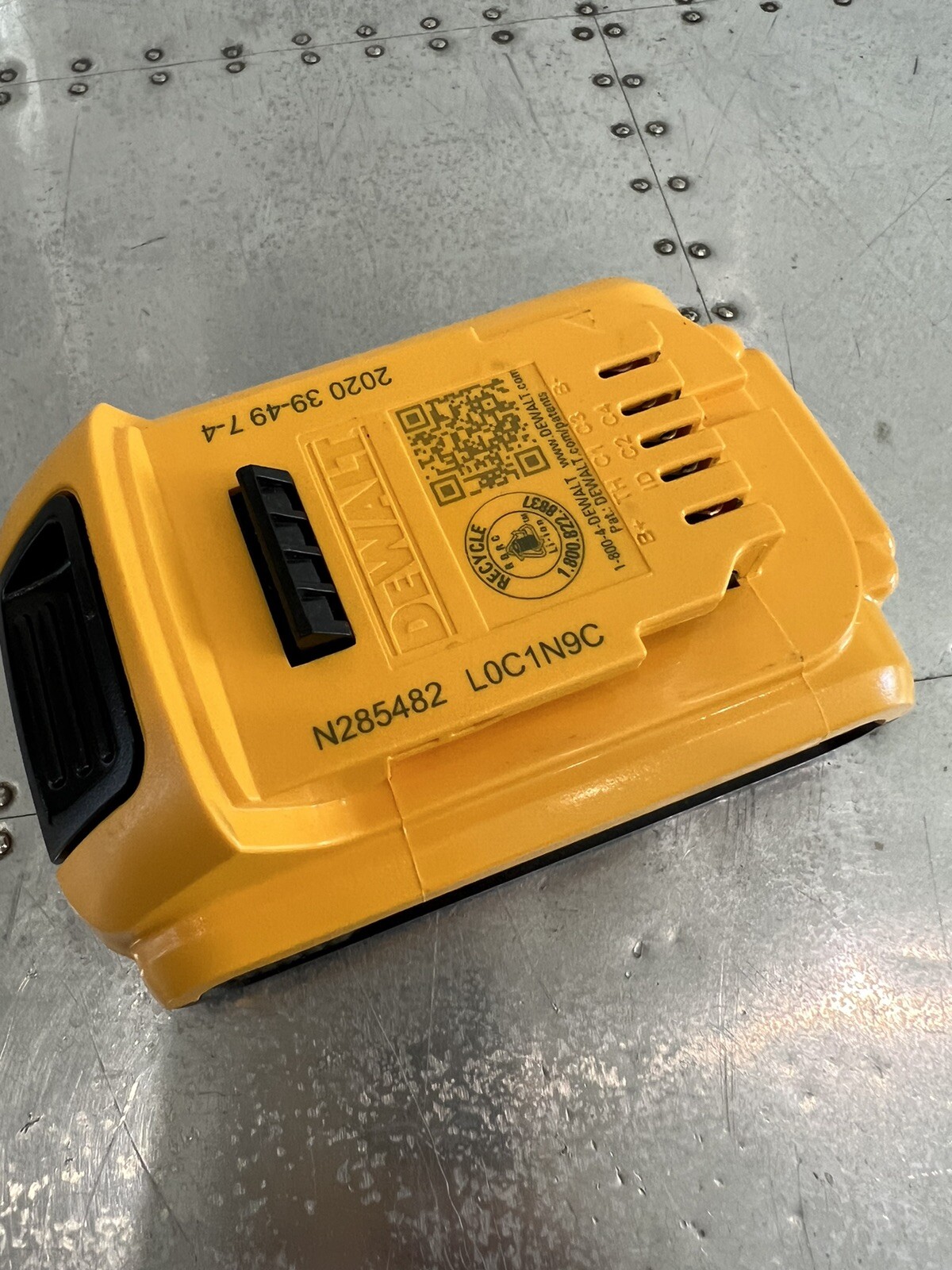 DEWALT DCB203 20V Max 2Ah Lithium Ion Battery b