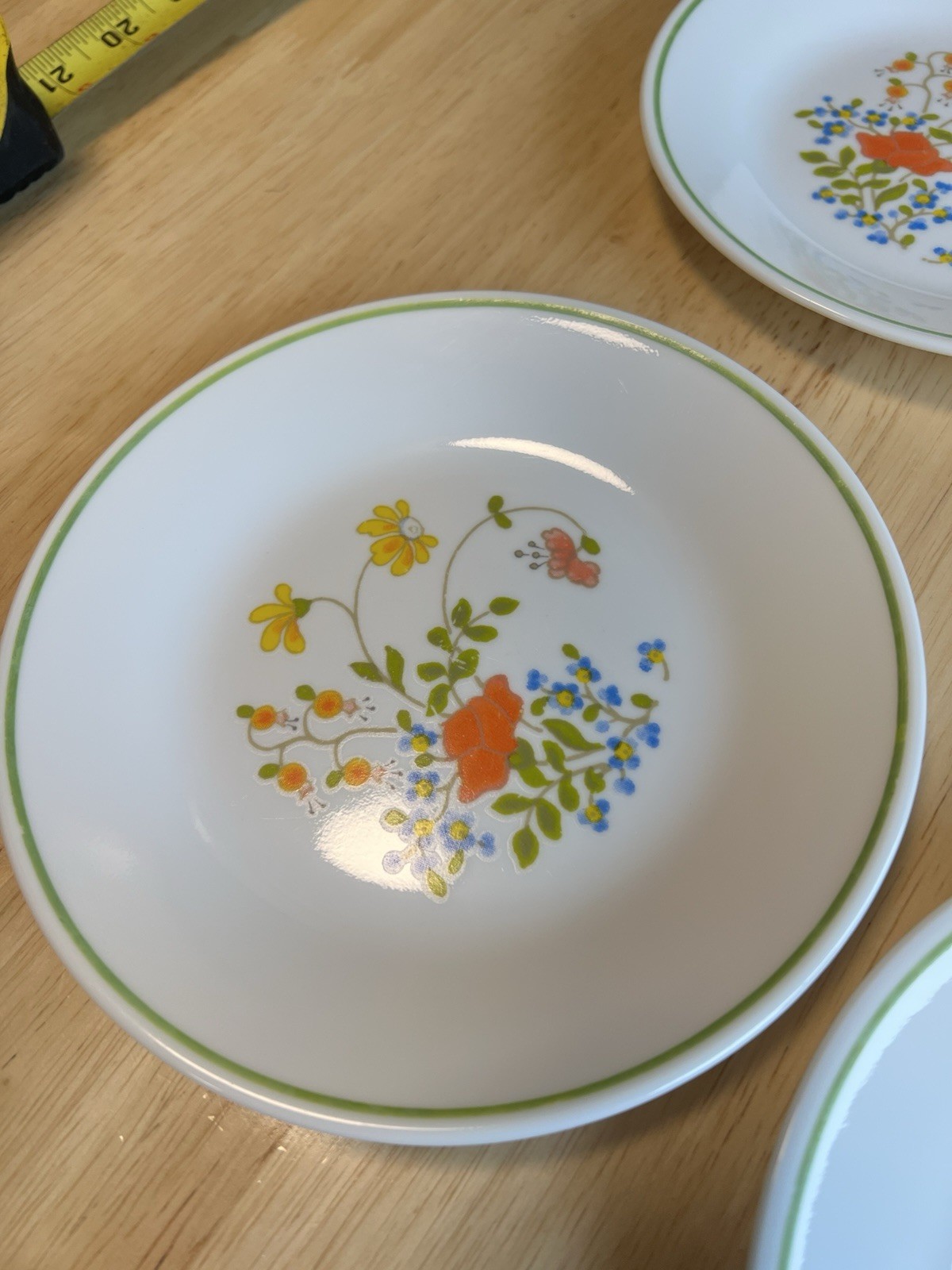 Corelle 4-Piece Wildflower Pattern 8.5in Plate Set Floral with Green Rim
