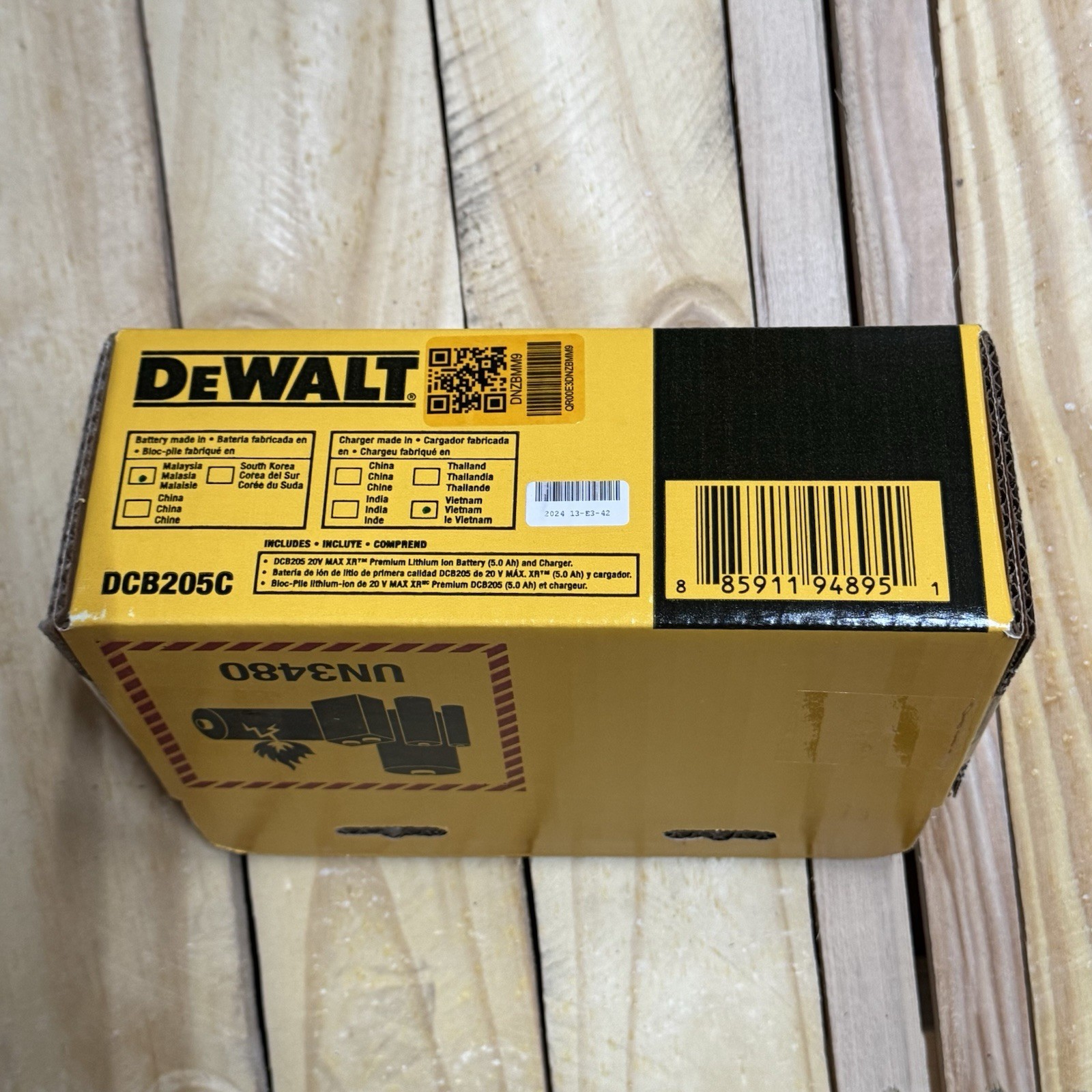 DEWALT 20V MAX XR 5 Ah Battery + Charger Starter Kit DCB205C SHIPS TODAY! NEW!