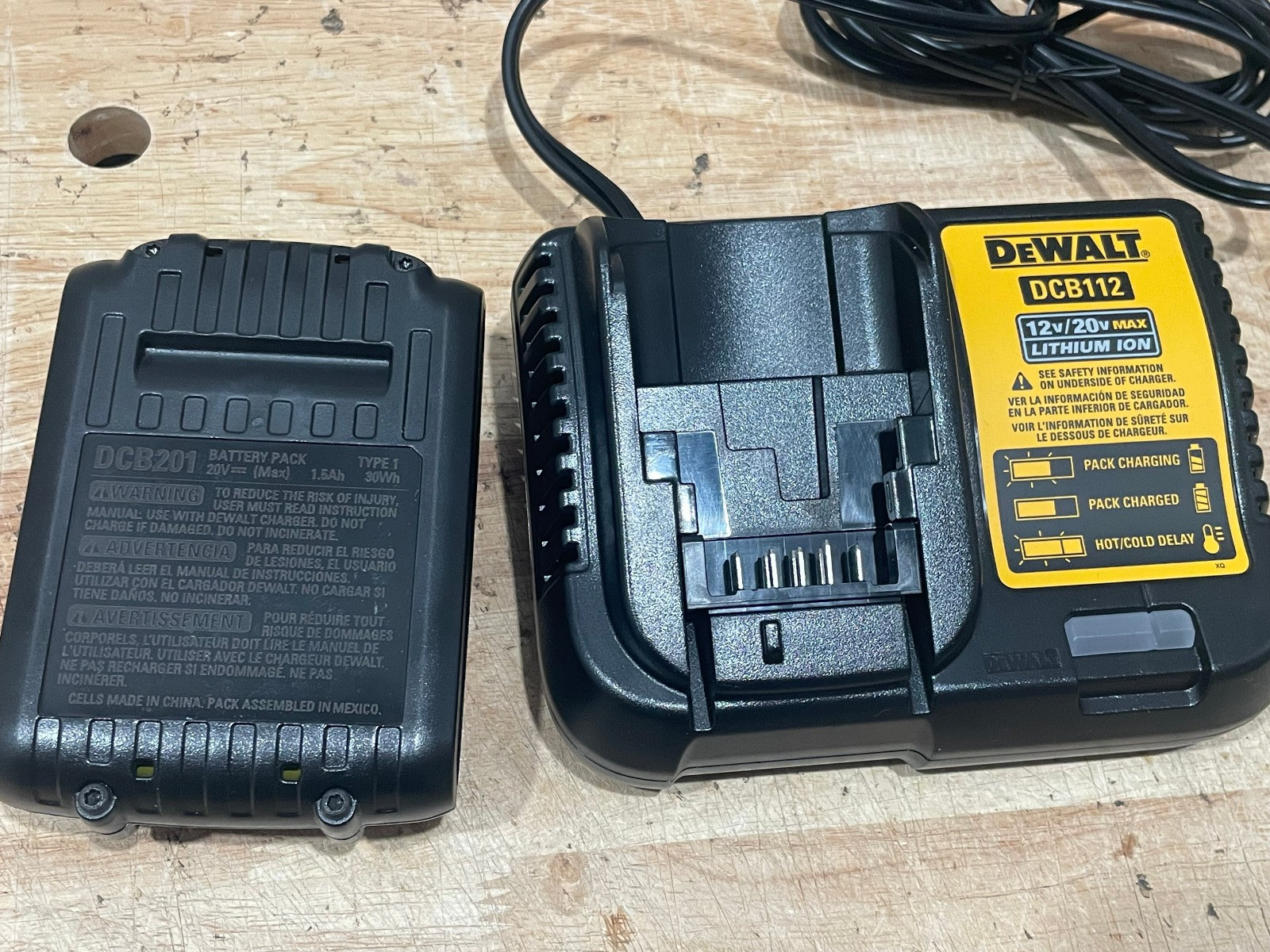DeWALT DCB112 12V/20V MAX Lithium-Ion Battery Charger + 1 Batteries NEW
