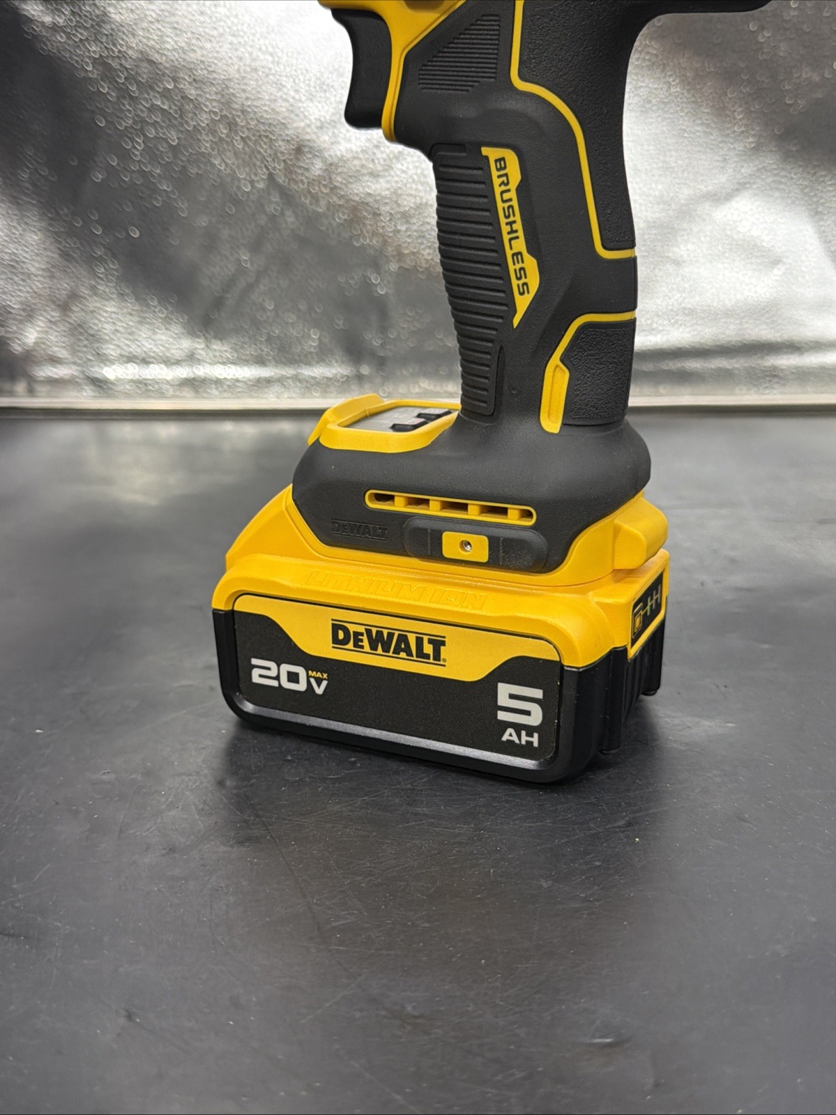 DEWALT DCF891 20V MAX XR 1/2″ Mid-Range Impact Wrench -Hog Ring with 5Ah Battery