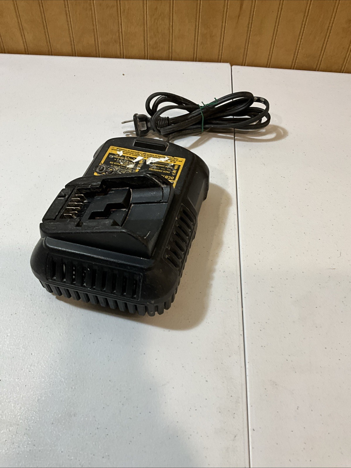 DEWALT DCB101 12V/20V MAX Lithium-Ion Battery Charger Used.