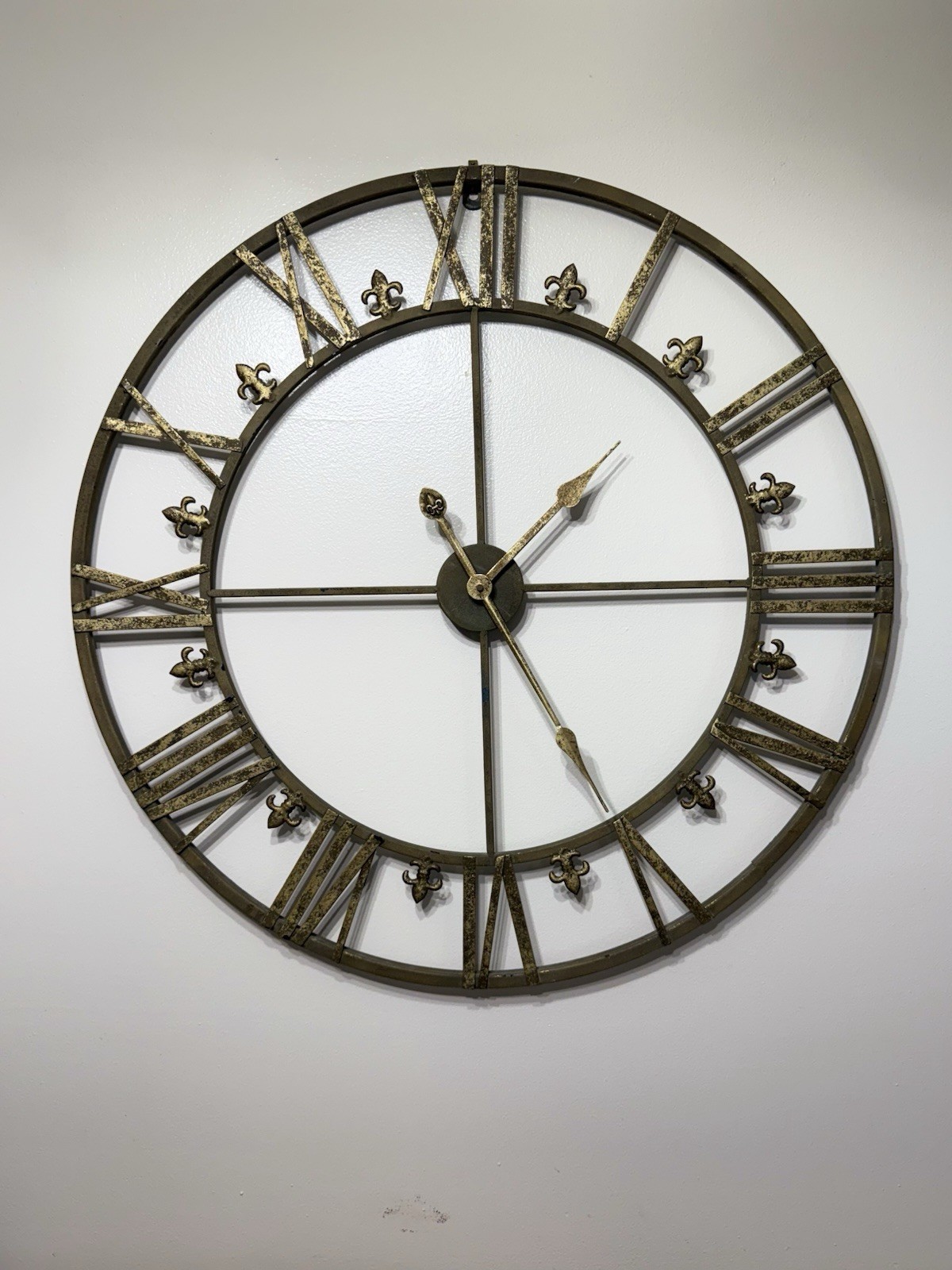 Vintage-style wall clock Analog Roman Numerals, bronze-colored)