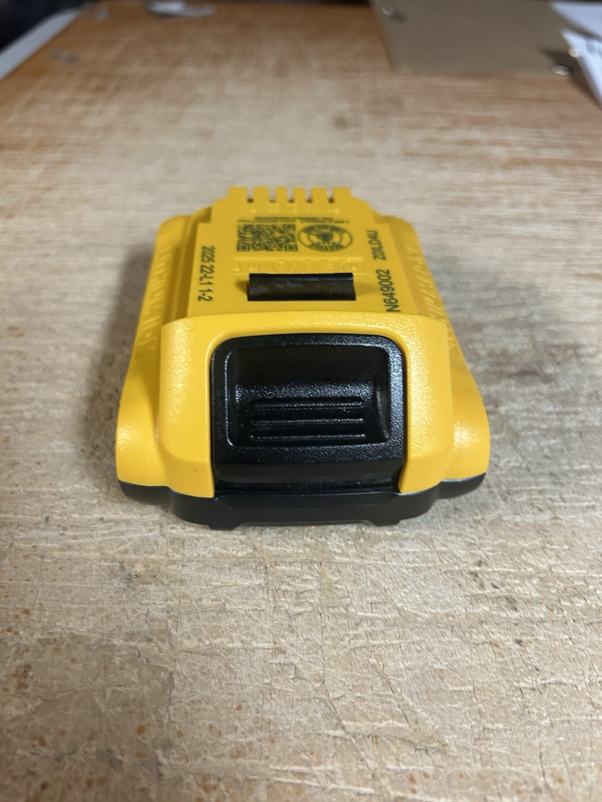 DEWALT 20V MAX DCB203 2.0Ah Battery Pack – Black/Yellow