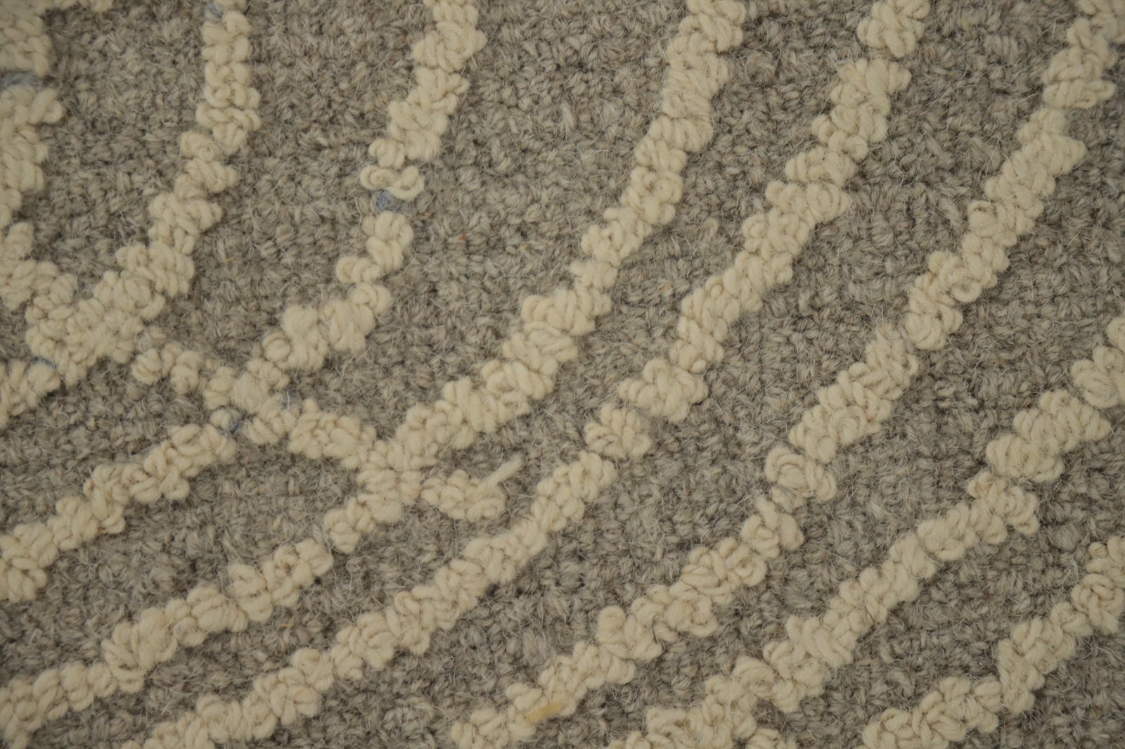 Modern Spiral Design Rug 5×7 Hand-Tufted Wool in Soft Grey Tones for Any Room