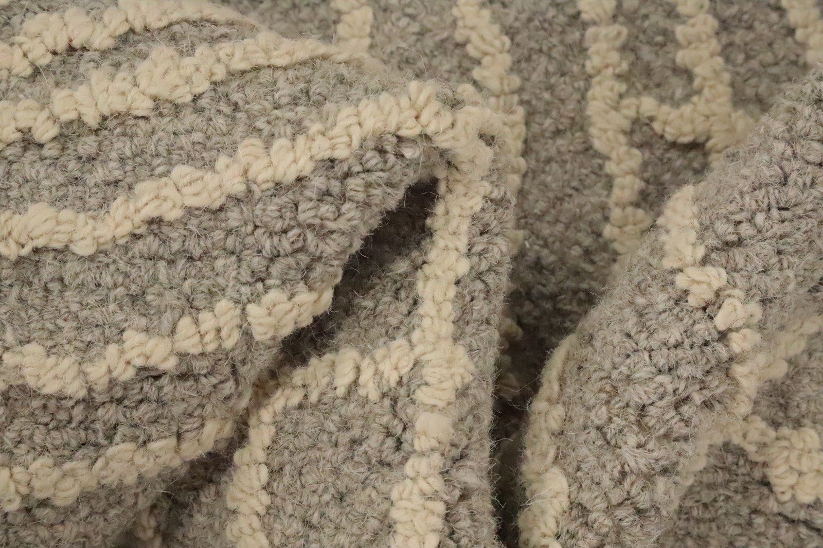 Modern Spiral Design Rug 5×7 Hand-Tufted Wool in Soft Grey Tones for Any Room