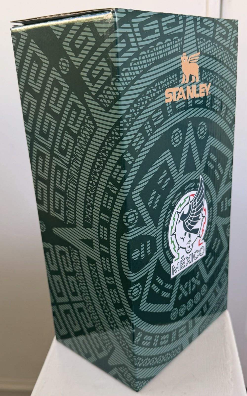 Stanley Quencher 40oz Tumbler with red handle 2026 Mexico