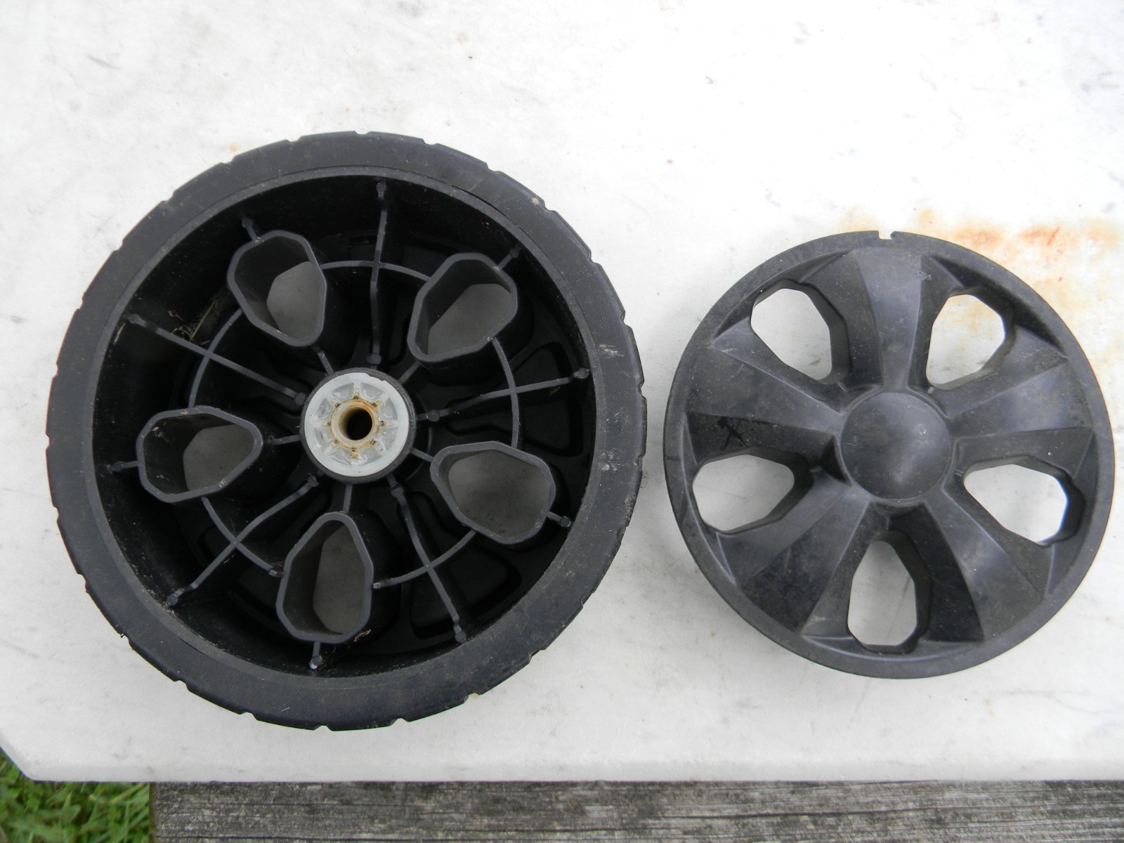 ONE USED Black & Decker MM2000 20″ Lawn Mower Front Wheel & Cover