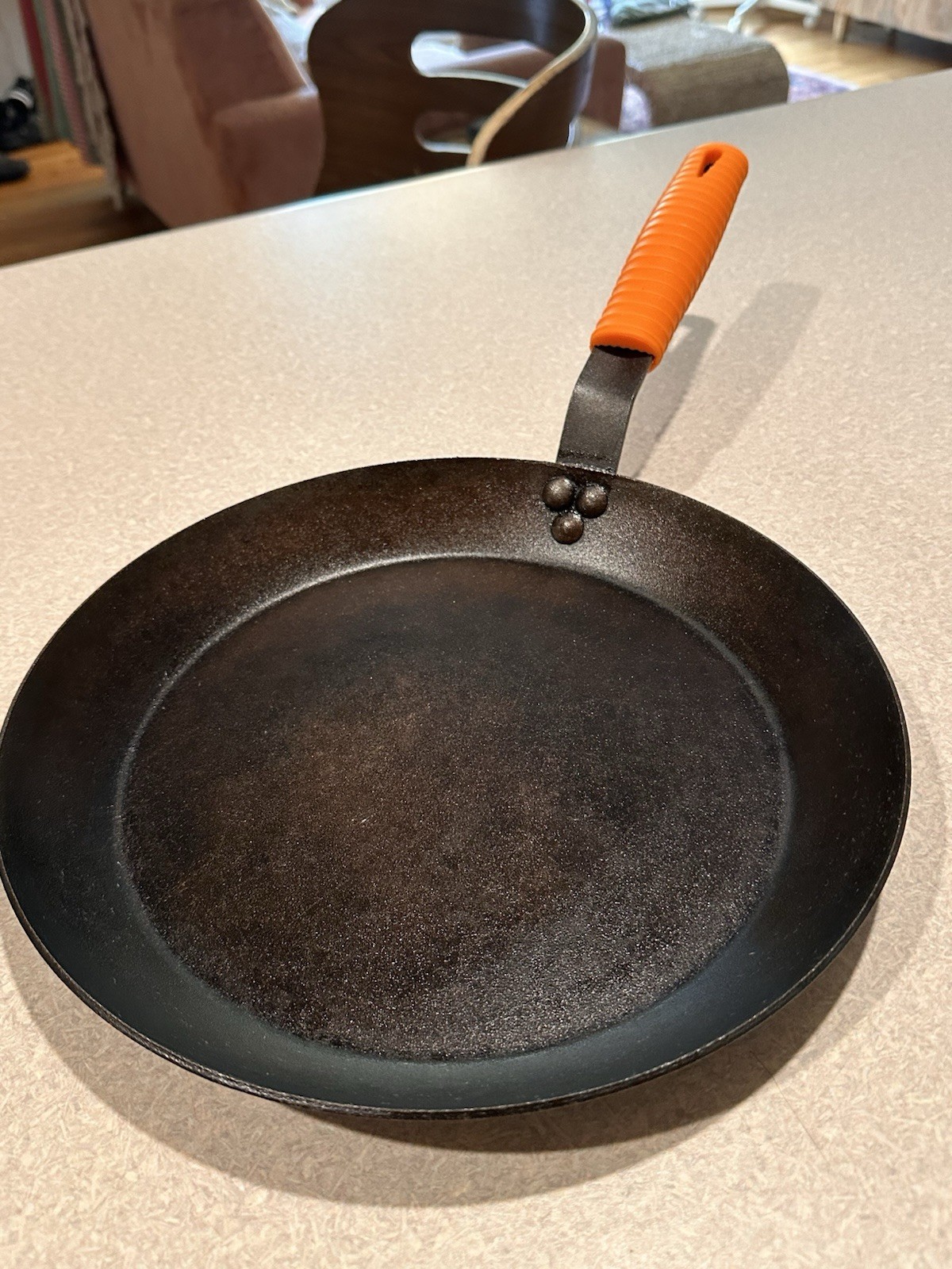 Lodge 10” Carbon Steel Skillet Frying Pan Orange Silicone Handle USA Seasoned