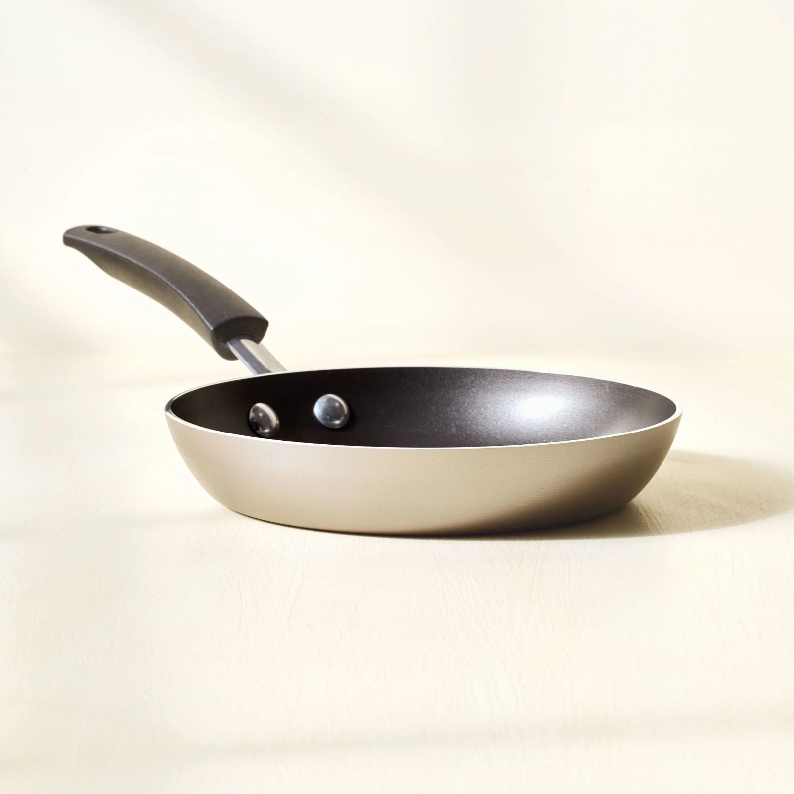 Farberware Easy Clean 8 Inch Nonstick Frying Pan / Skillet, Dishwasher Safe, Cha