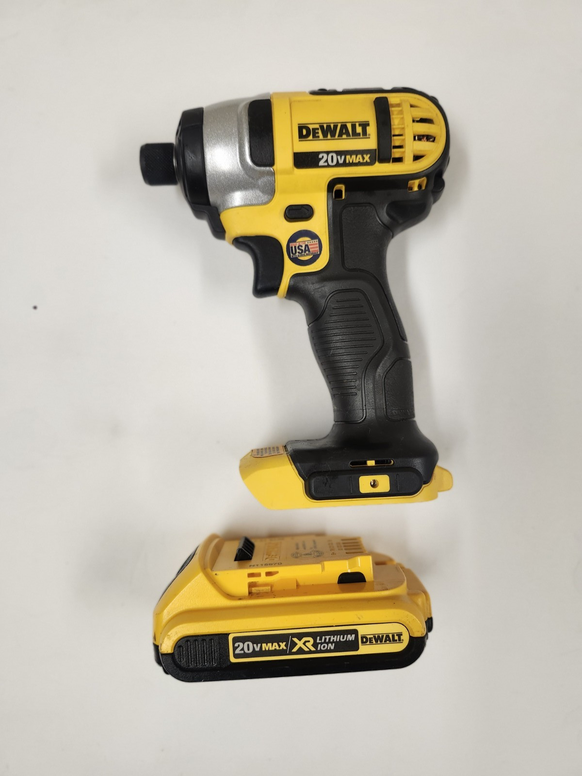 Dewalt DCF885 20V MAX 1/4″ Brushed Impact Driver with Battery **MINT**
