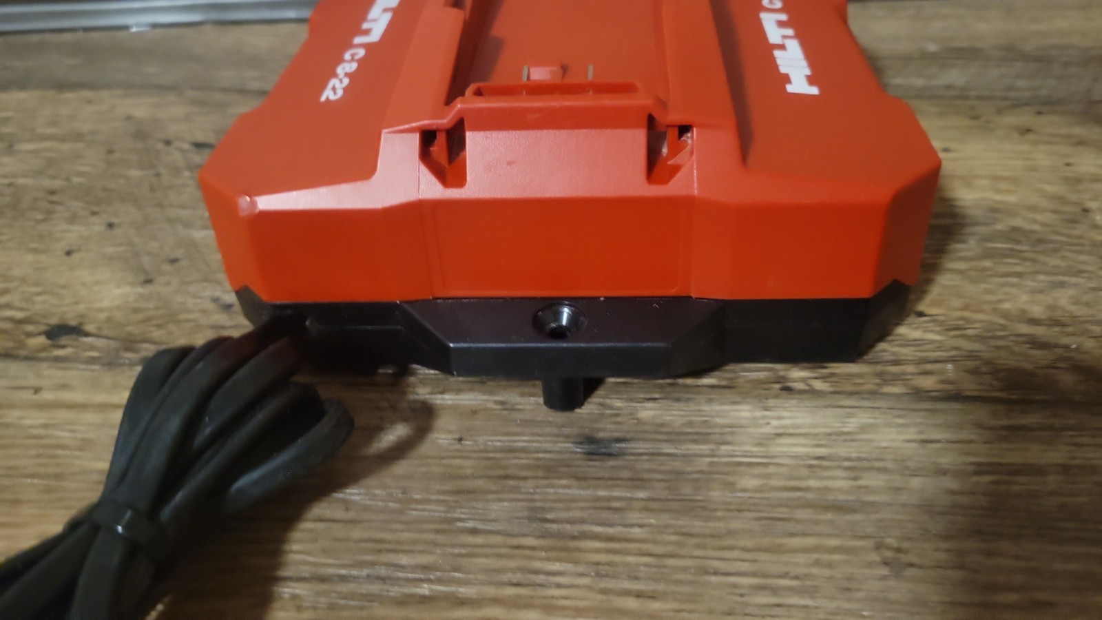 HILTI C 8-22 Nuron Charger & HILTI B 22-255 12AH BATTERY B 22-255 Li-ion