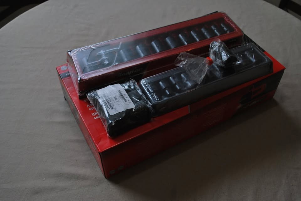 Snap-On Impact Wrench (red) w/ Sockets New ！