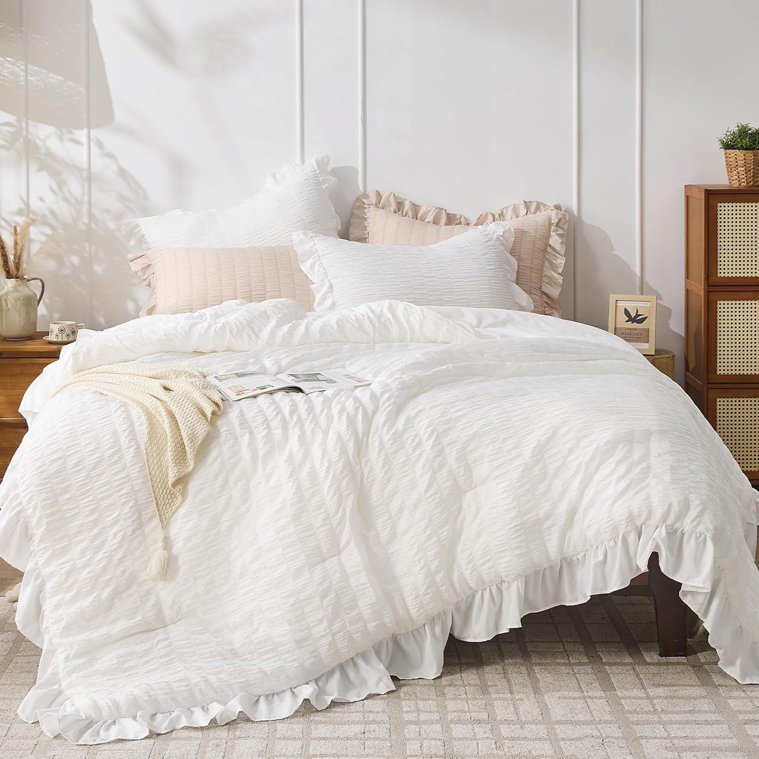 Vintage Style King Comforter Set in White – Soft Ruffle Design for All Seasons