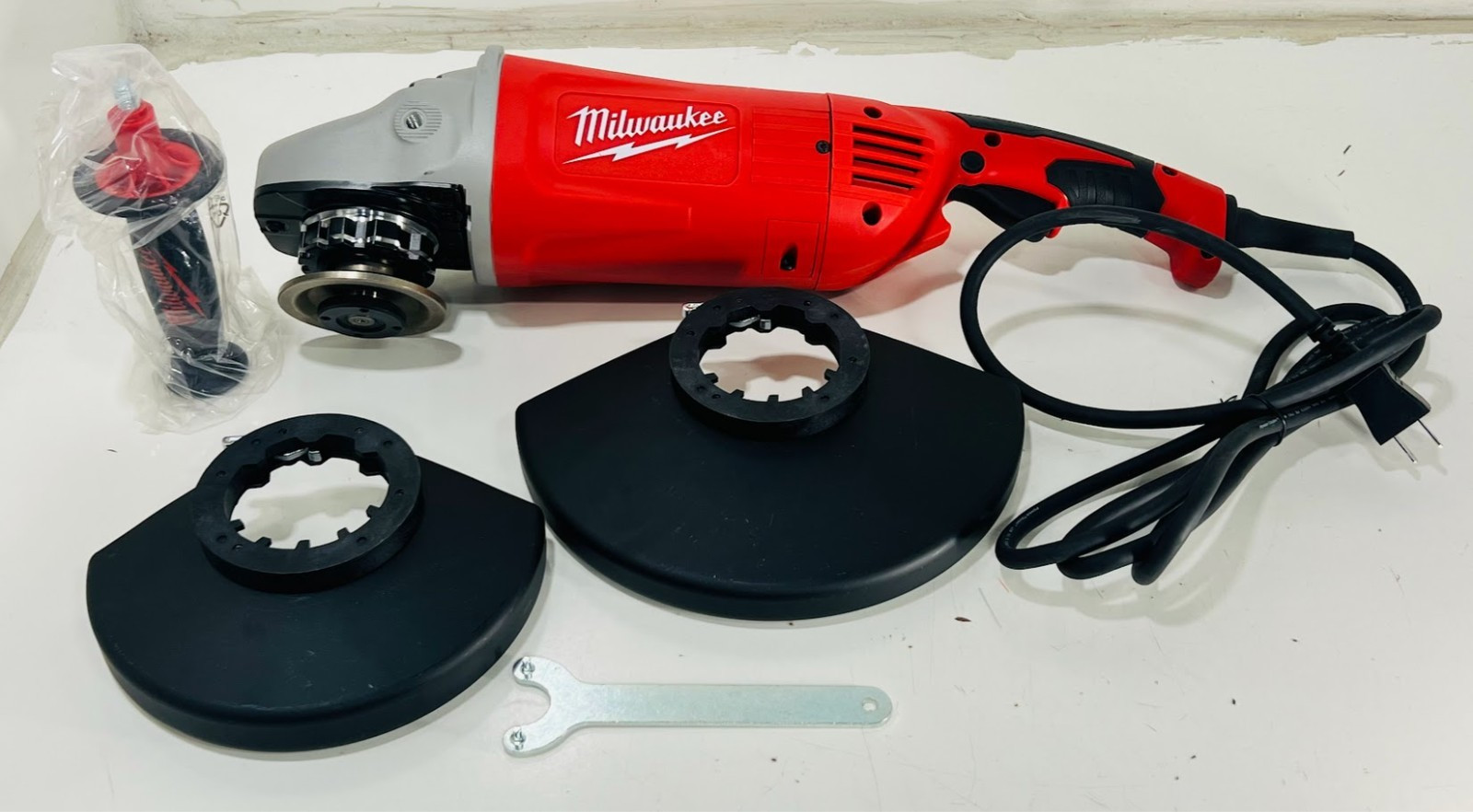 Milwaukee 6088-30 Electric 7/9″ Large Angle Grinder 15amp w/ Lock-on
