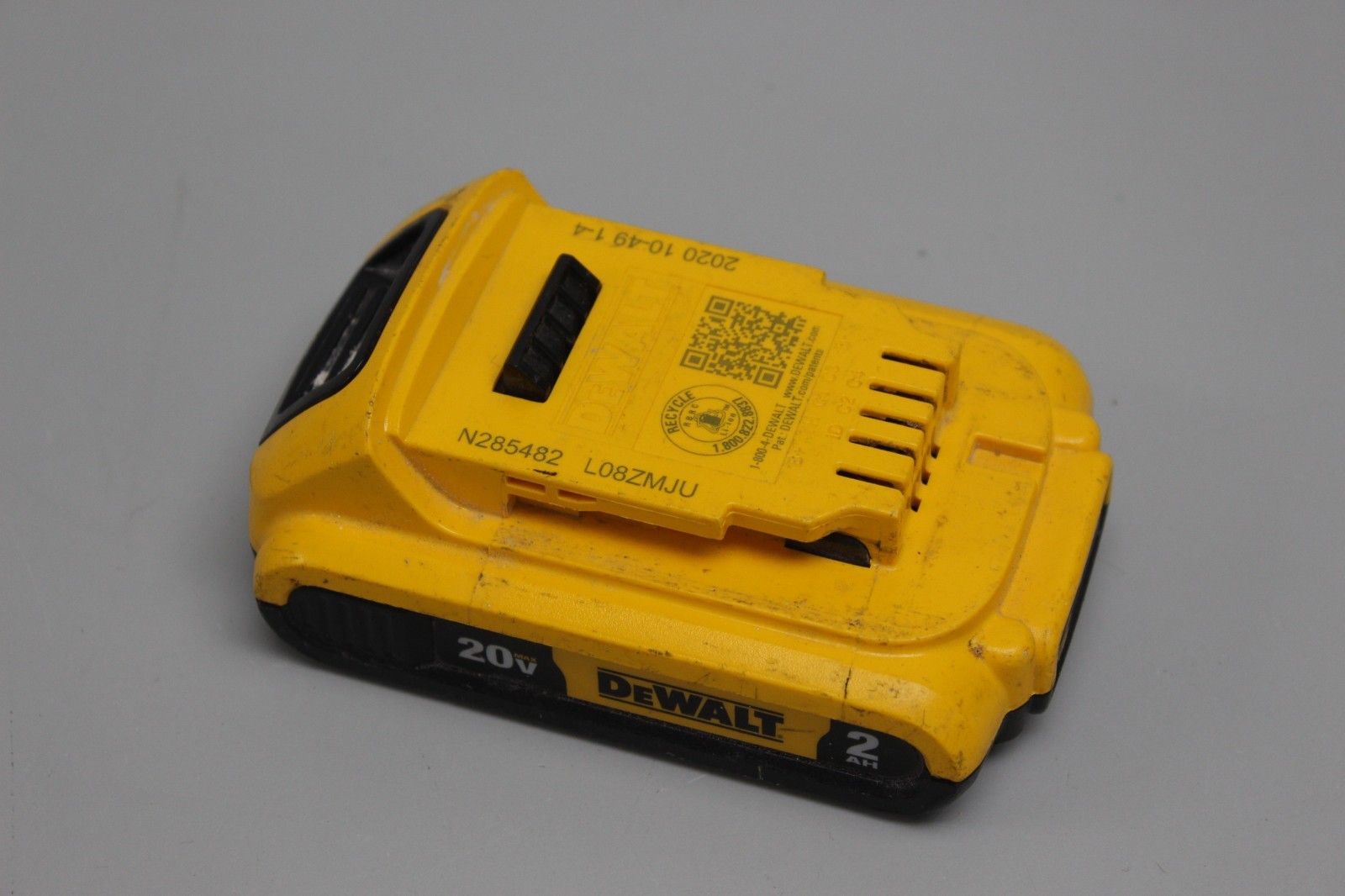 DEWALT DCB203 Battery – Yellow