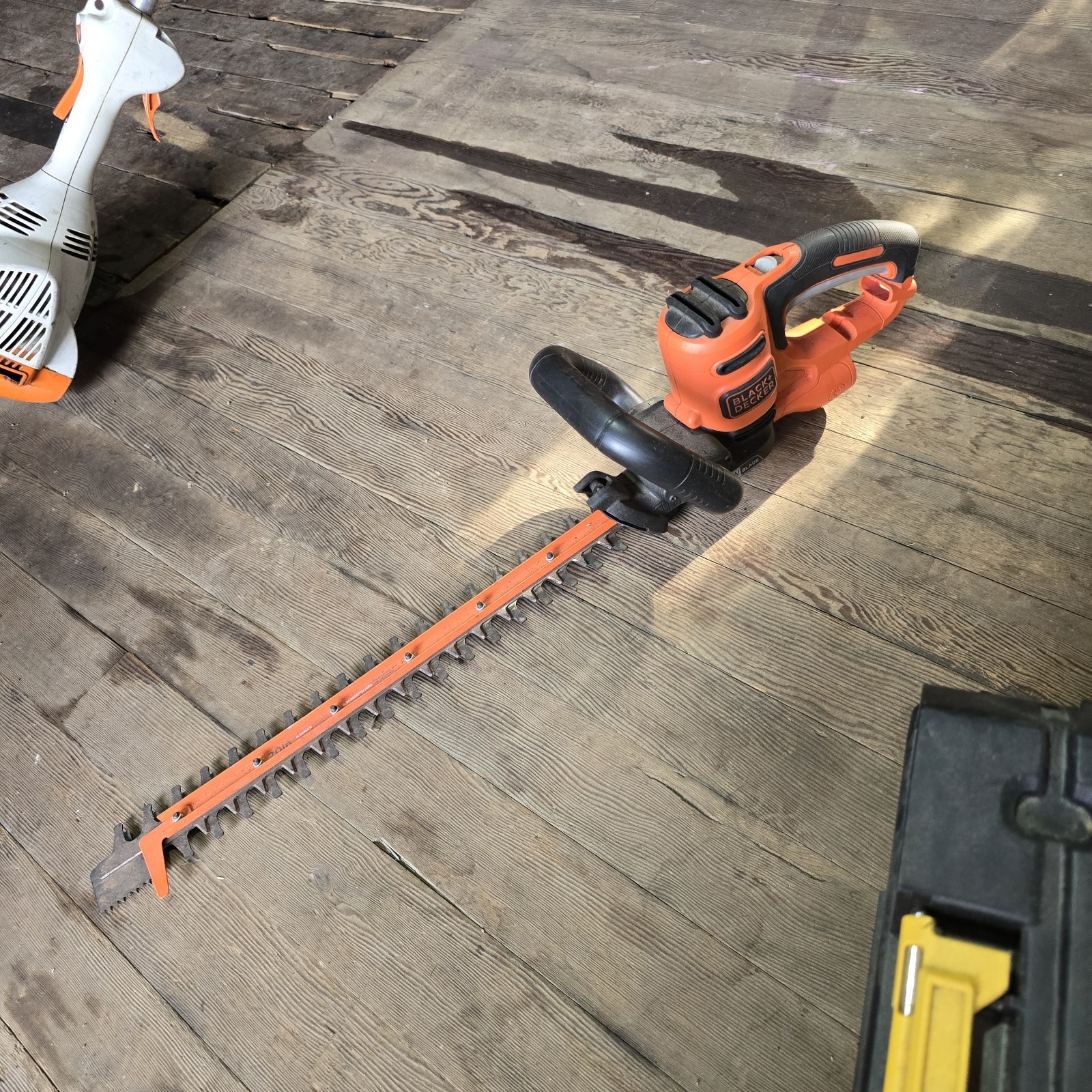 BLACK+DECKER BEHT350 22in Electric Hedge Trimmer