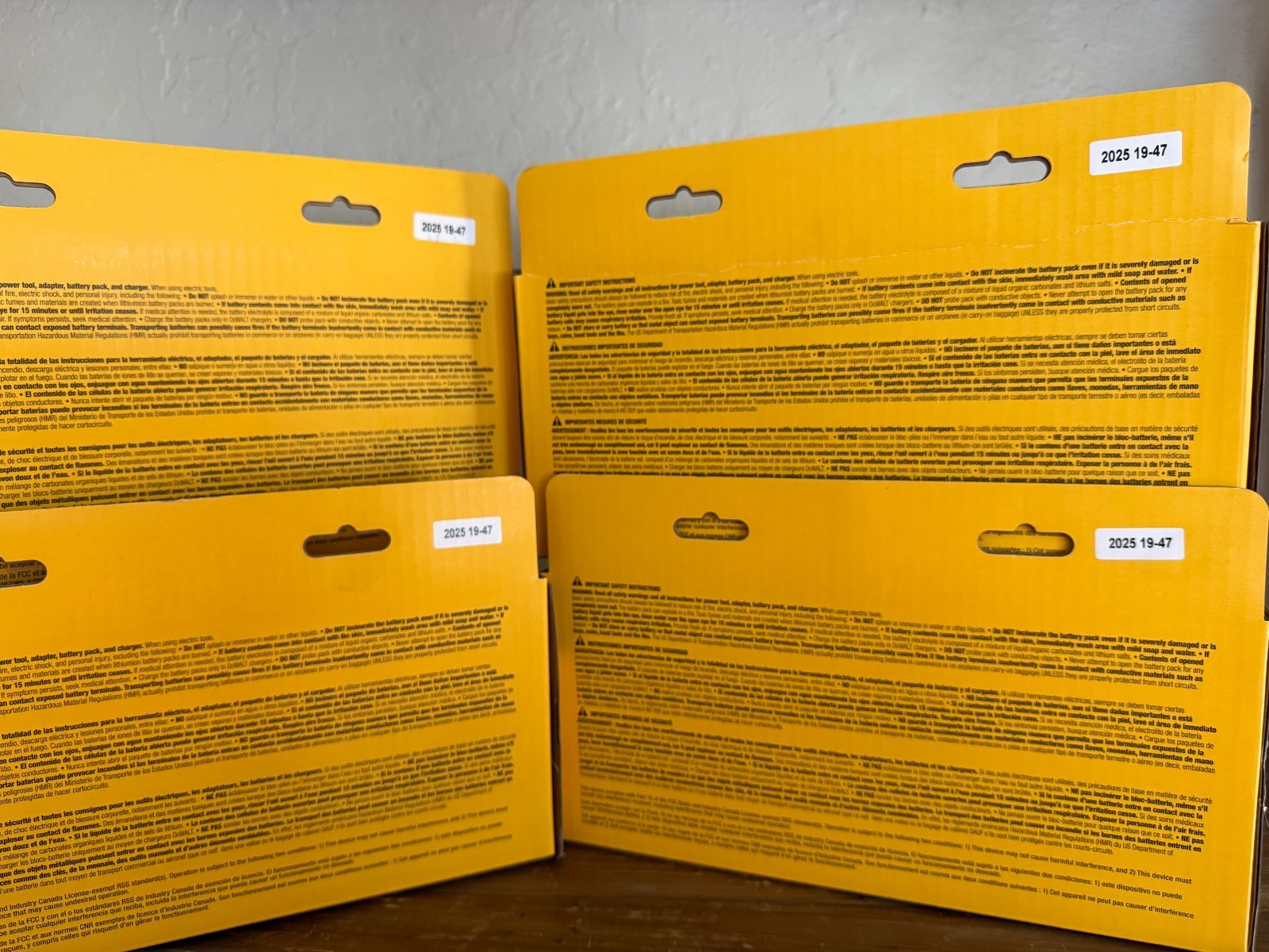 DeWALT Battery Kit 5Ah & 4Ah XR 20V POWERPACK Starter Set and Charger DCB245-2C