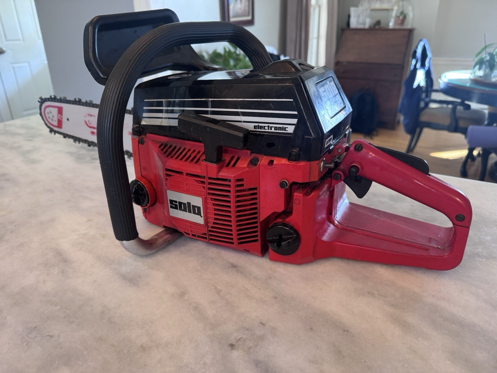 Vintage Solo 662 Electronic 2-Storke Chainsaw Low Hour Saw, Red