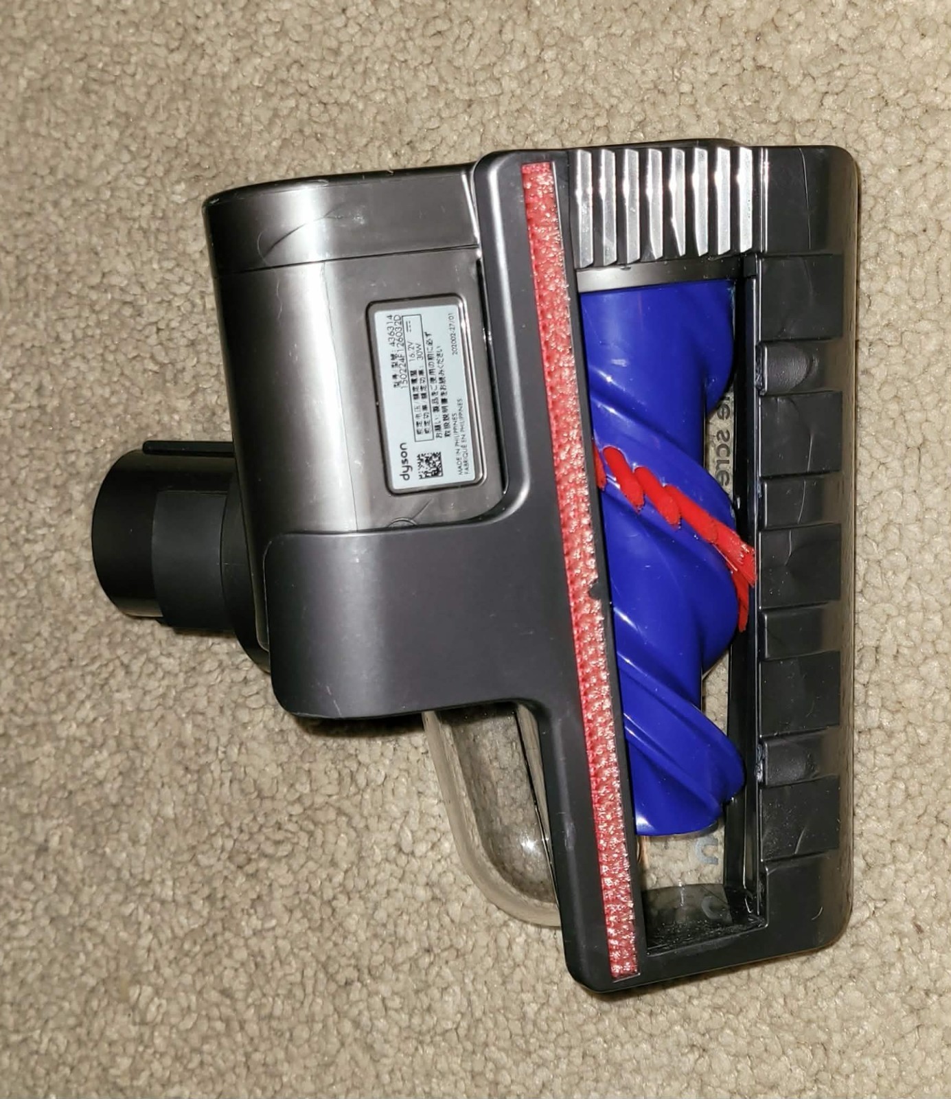Dyson V15 Detect Cordless Vacuum, Illumination Reveals dust