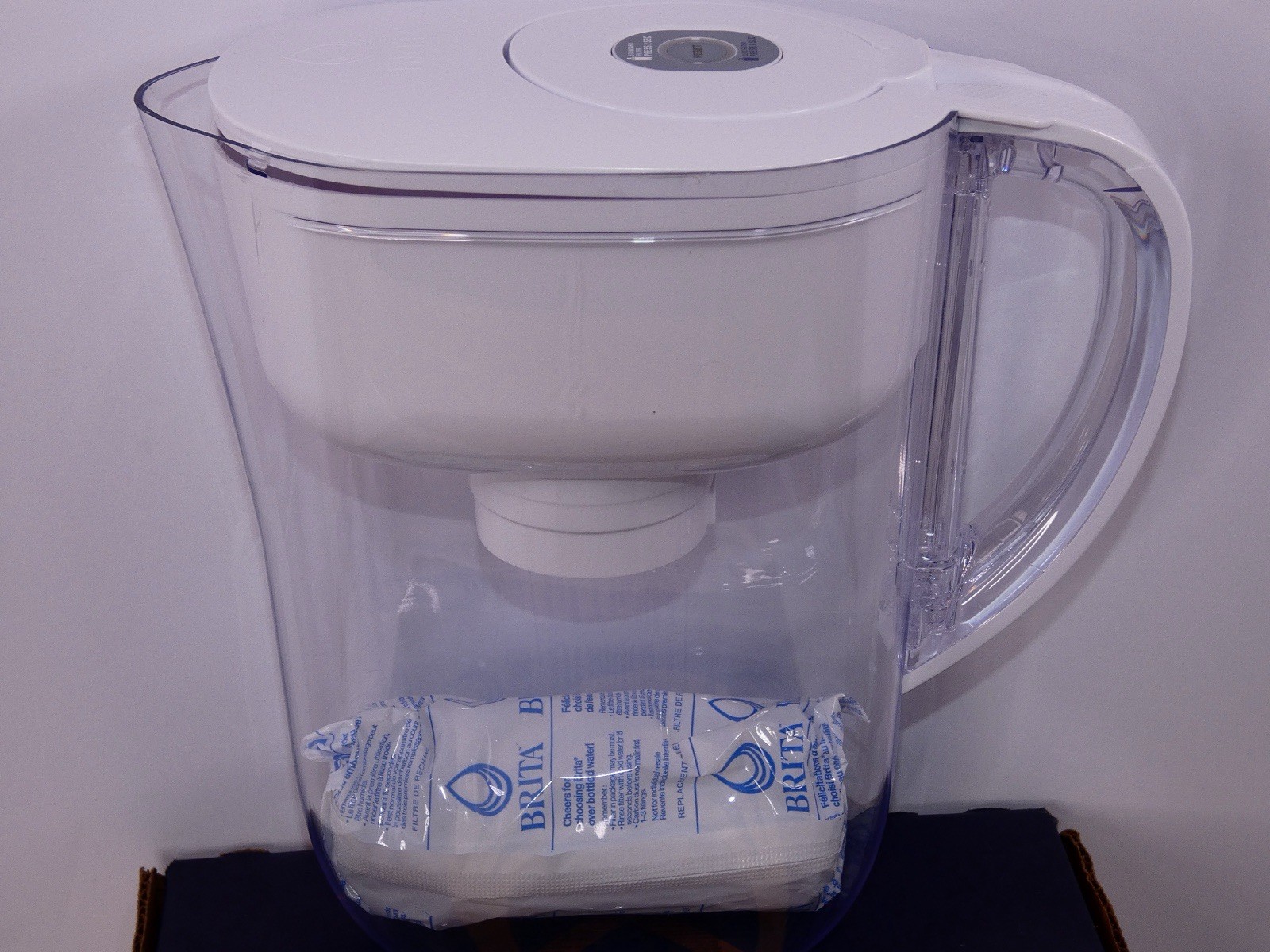 Brita Metro Pitcher Bright White 6 Cups Smart Light Indicator 62047 /AR
