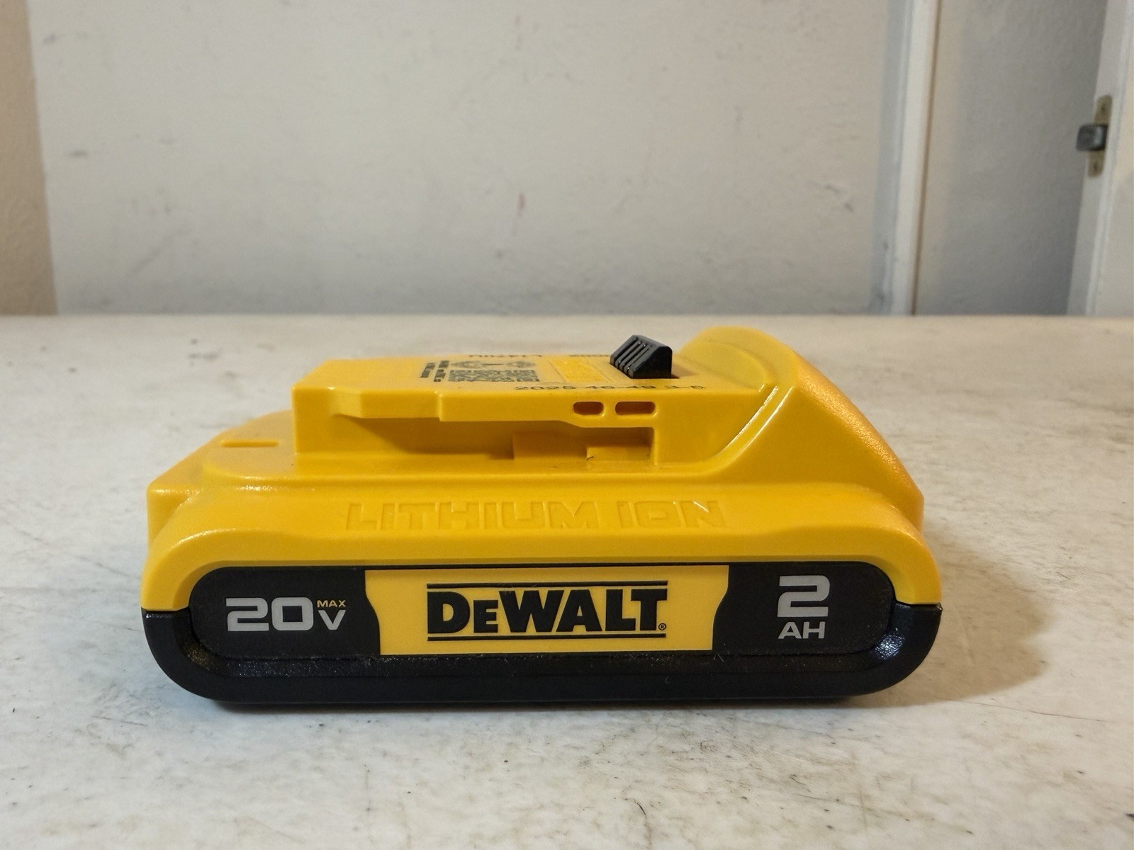 DEWALT 20V Max Battery 2.0Ah Lithium Ion Li-Ion 20 Volt DCB203