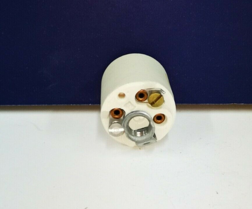 2-PK LEVITON White Medium Base PORCELAIN LAMPHOLDER 660W 250V NEW 3152-8