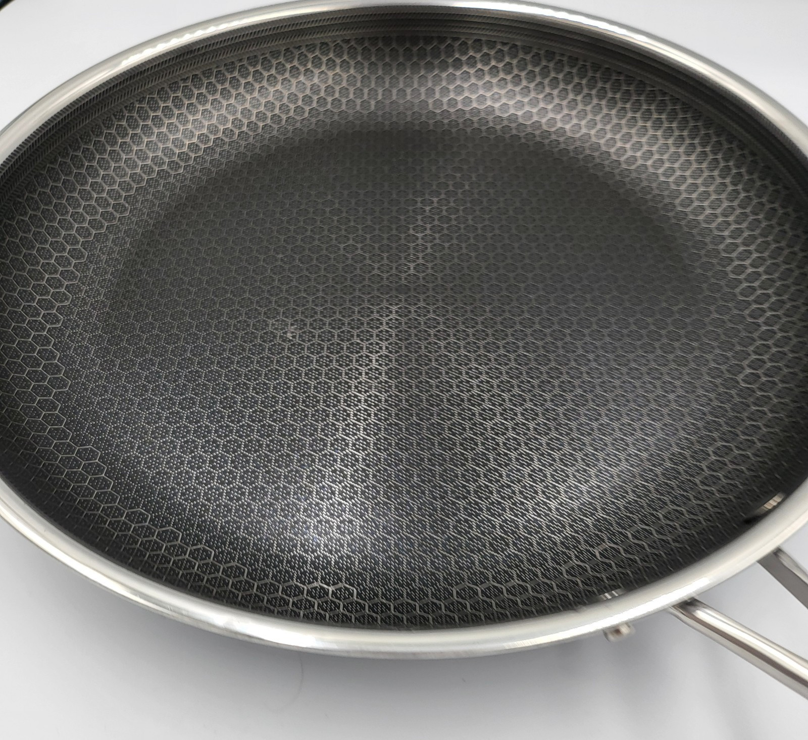 HexClad 12″ FRYING PAN with LID 12-Inch 12 Hybrid Non-Stick -Used Good Condition