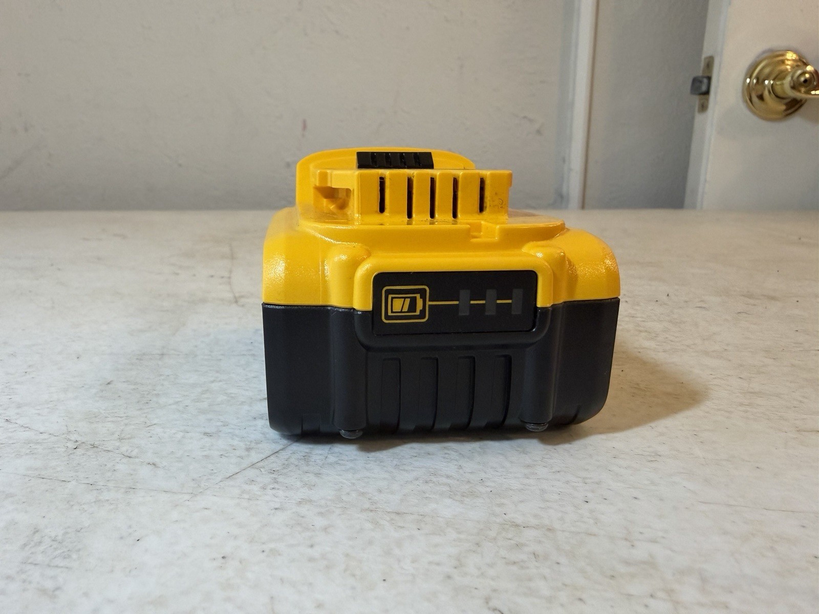 DEWALT 20V MAX XR 5 Ah Lithium Ion Battery Premium High Capacity (DCB205)