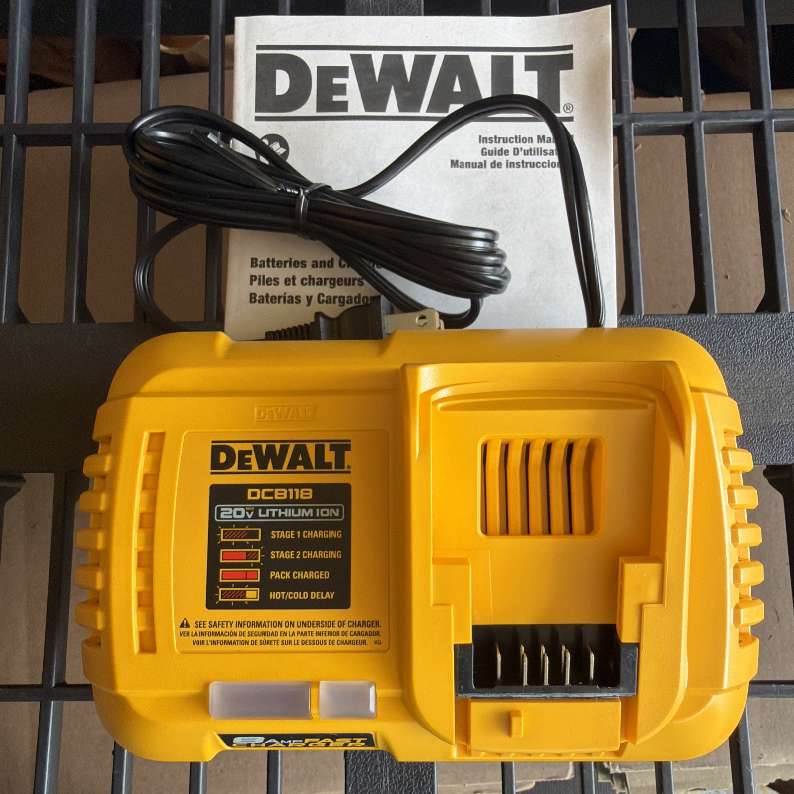 NEW DeWalt DCB118 20V/60V FlexVolt Lithium Ion Fan Cooled Fast Battery Charger
