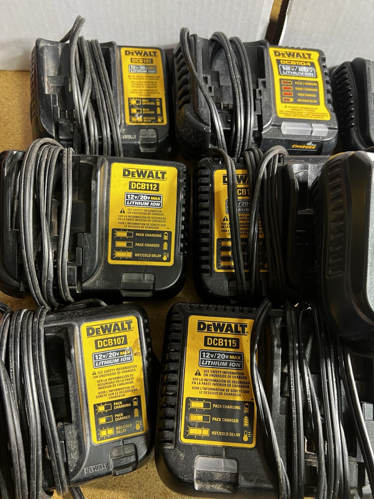 DEWALT 10 Battery Charger – Black