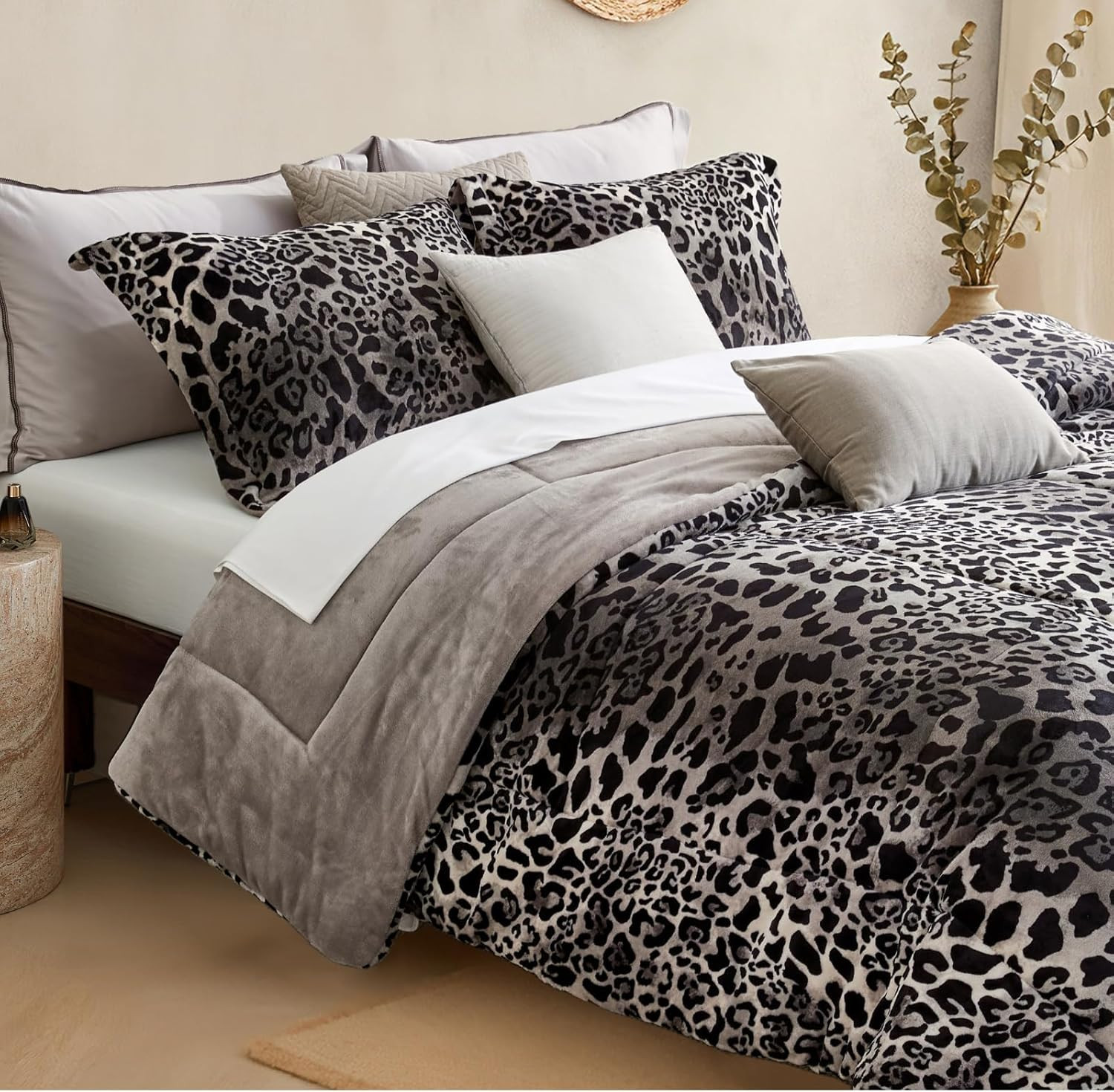 Luxury Leopard Velvet Queen Comforter Set with 2 Pillow Shams – 3 Pieces