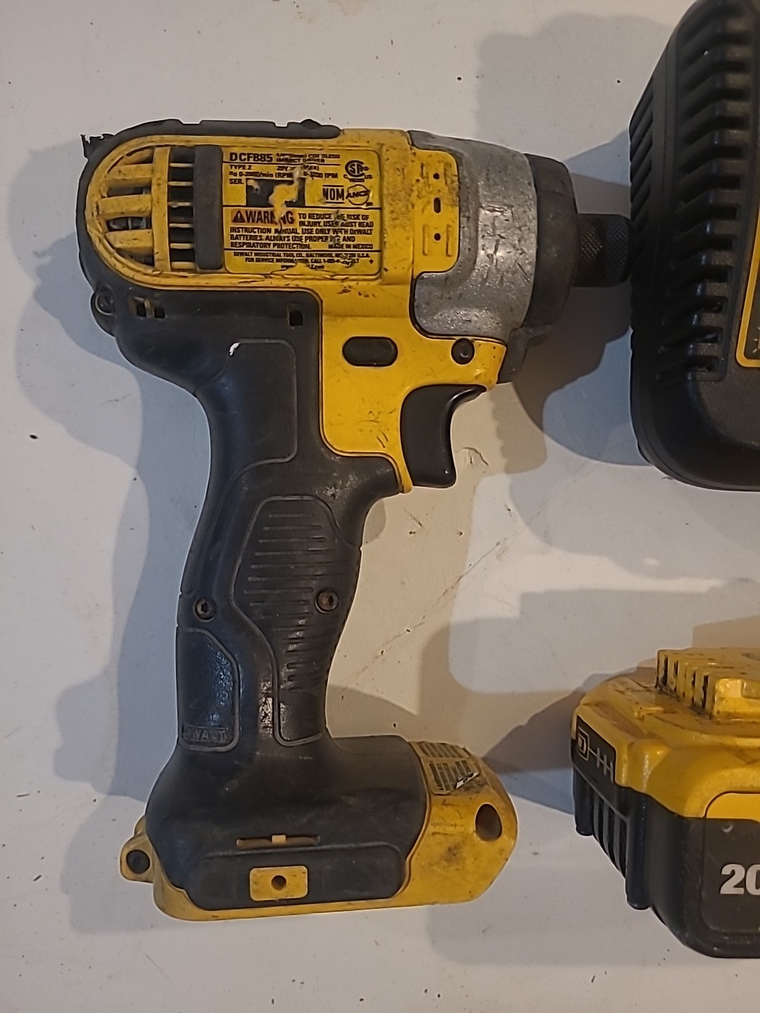 DeWalt DCF885 1/4″ Impact Driver w/ Battery & Charger *Pre-owned*