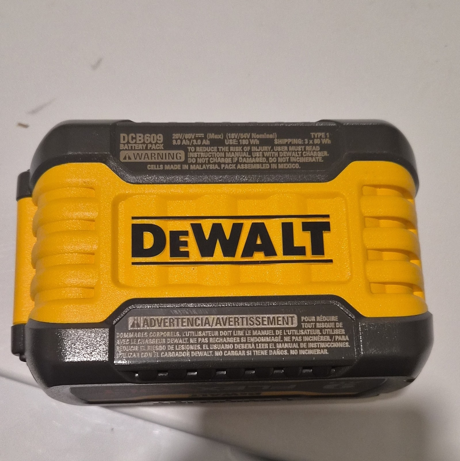 DEWALT DCB609 FLEXVOLT 9Ah 20V/60V Li-Ion Battery Pack Yellow