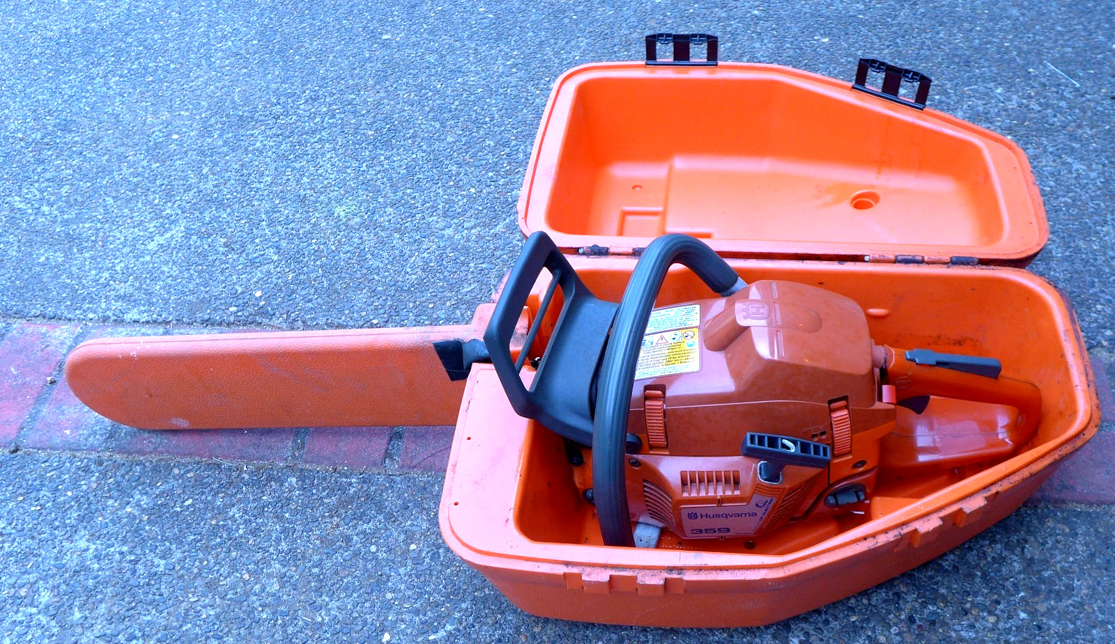 Husqvarna 359 Chainsaw – w/18″ bar, chain, case (150+ PSI)