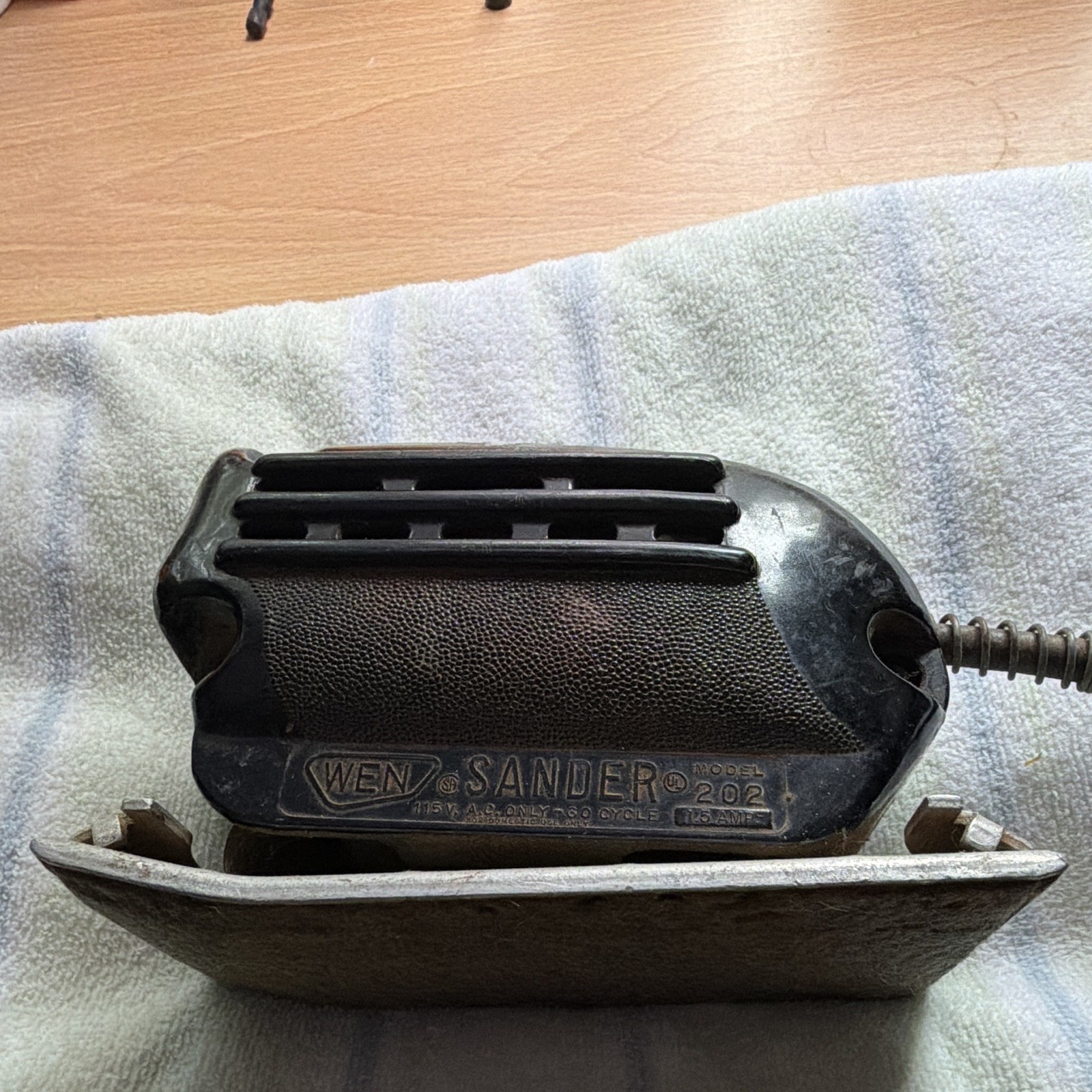 WEN Model 202 Corded Electric Hand Sander 115V Standard Action Black
