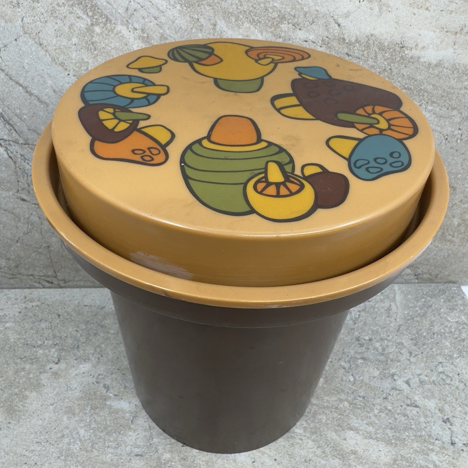 Rubbermaid Harvest Mushroom Stacking Vintage FREE SHIPPING Ships in 24hrs